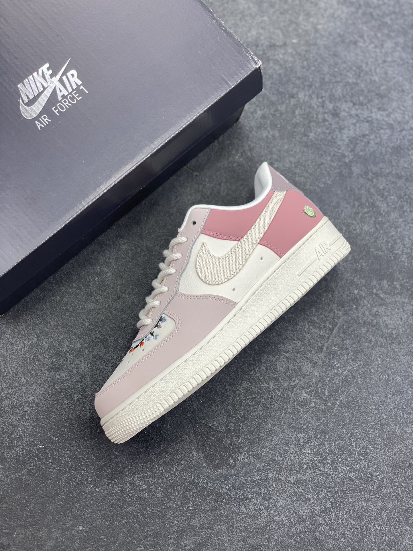 图片[7]-Nike Air Force 1 Low 空军一号低帮百搭休闲运动板鞋。柔软、弹性十足的缓震性能和出色的中底设计，横跨复古与现代的外型结合，造就出风靡全球三十多年的Force 1，直到今天还深受青睐。 货号：IB8874-111 尺码：36 36.5 37.5 38 38.5 39 40 40.5 41 42 42.5 43 44 44.5 45-选品中心