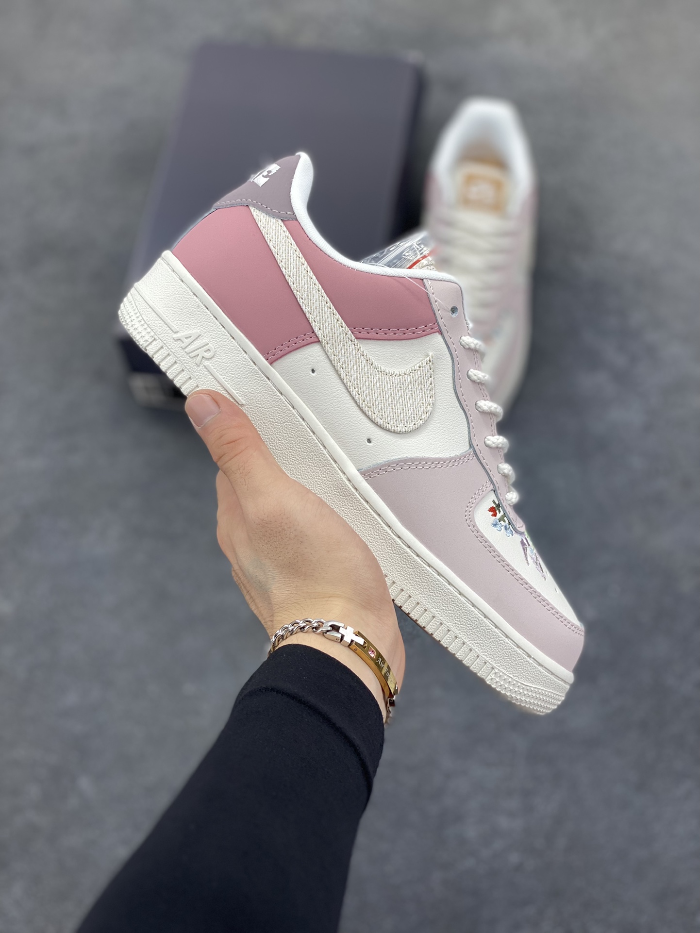 Nike Air Force 1 Low 空军一号低帮百搭休闲运动板鞋。柔软、弹性十足的缓震性能和出色的中底设计，横跨复古与现代的外型结合，造就出风靡全球三十多年的Force 1，直到今天还深受青睐。 货号：IB8874-111 尺码：36 36.5 37.5 38 38.5 39 40 40.5 41 42 42.5 43 44 44.5 45-选品中心