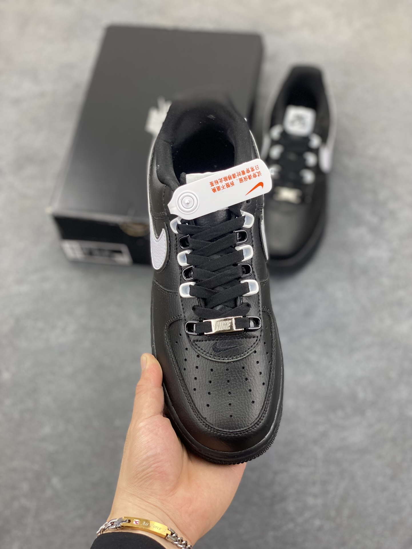 图片[2]-NIke Air Force 1 \’07 Low “黑白扣”空军一号 低帮 运动鞋 休闲鞋 折边针车 工艺难度大 原楦头原纸板 原装鞋盒 定制五金配件 内置全掌气垫 原厂鞋底 货号：CQ0492-001 尺码：36 36.5 37.5 38 38.5 39 40 40.5 41 42 42.5 43 44 44.5 45-选品中心