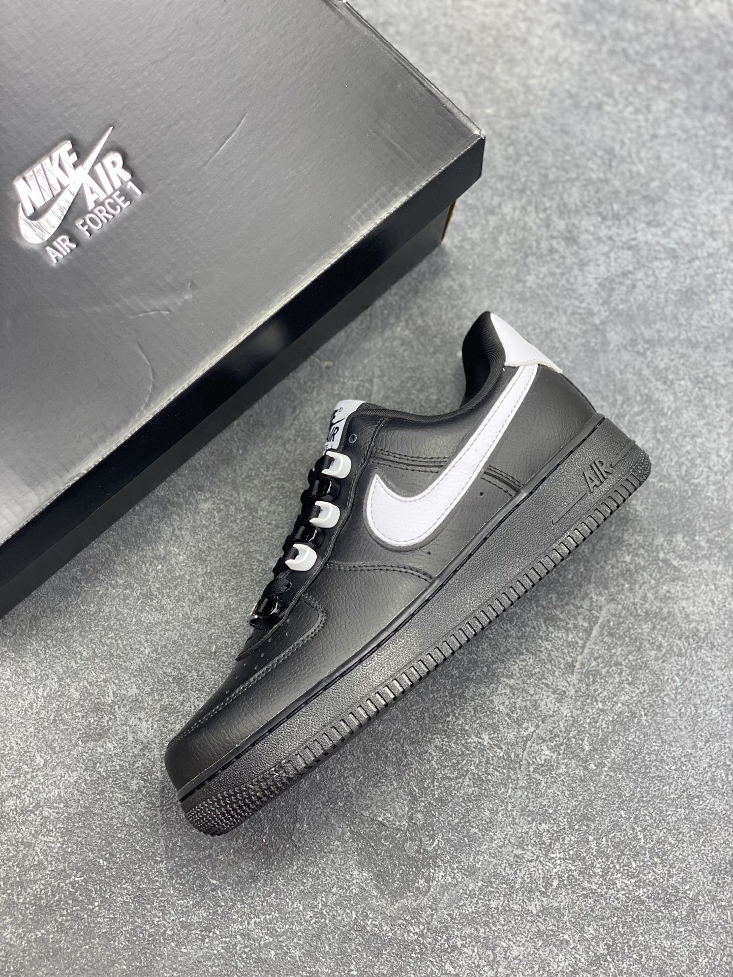 图片[7]-NIke Air Force 1 \’07 Low “黑白扣”空军一号 低帮 运动鞋 休闲鞋 折边针车 工艺难度大 原楦头原纸板 原装鞋盒 定制五金配件 内置全掌气垫 原厂鞋底 货号：CQ0492-001 尺码：36 36.5 37.5 38 38.5 39 40 40.5 41 42 42.5 43 44 44.5 45-选品中心