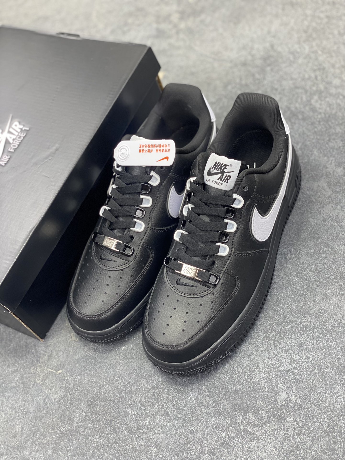 图片[8]-NIke Air Force 1 \’07 Low “黑白扣”空军一号 低帮 运动鞋 休闲鞋 折边针车 工艺难度大 原楦头原纸板 原装鞋盒 定制五金配件 内置全掌气垫 原厂鞋底 货号：CQ0492-001 尺码：36 36.5 37.5 38 38.5 39 40 40.5 41 42 42.5 43 44 44.5 45-选品中心