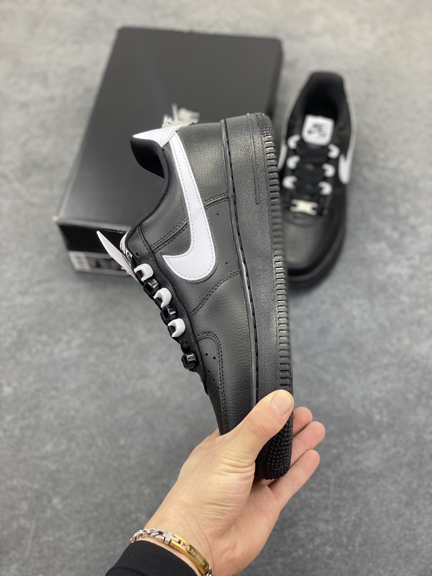 图片[3]-NIke Air Force 1 \’07 Low “黑白扣”空军一号 低帮 运动鞋 休闲鞋 折边针车 工艺难度大 原楦头原纸板 原装鞋盒 定制五金配件 内置全掌气垫 原厂鞋底 货号：CQ0492-001 尺码：36 36.5 37.5 38 38.5 39 40 40.5 41 42 42.5 43 44 44.5 45-选品中心