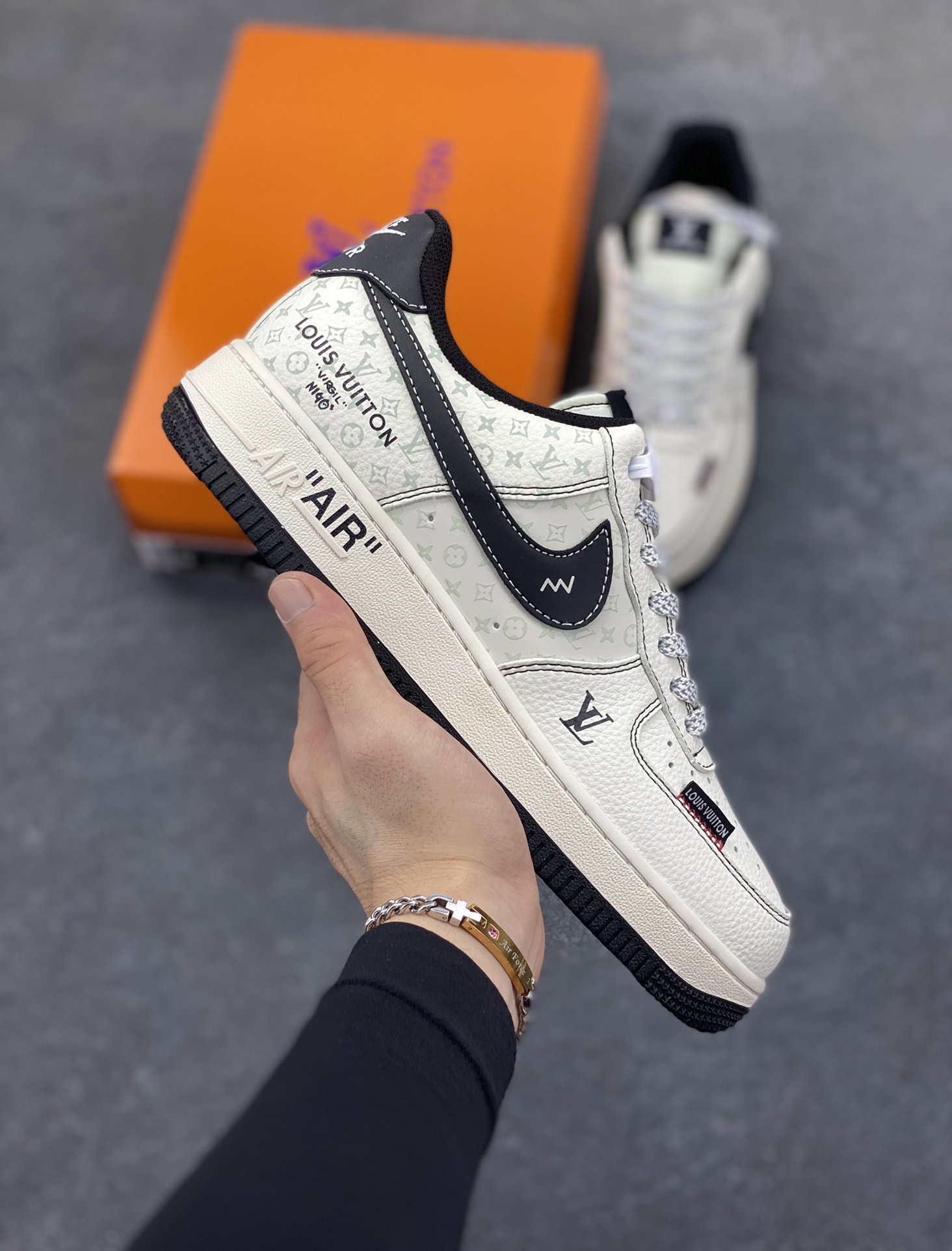 NIke Air Force 1 \'07 Low “LV联名——黑勾小织标”空军一号 低帮 运动鞋 休闲鞋 折边针车 工艺难度大 原楦头原纸板 原装鞋盒 定制五金配件 内置全掌气垫 原厂鞋底 货号：CX5050-Y09 尺码：36 36.5 37.5 38 38.5 39 40 40.5 41 42 42.5 43 44 44.5 45-选品中心
