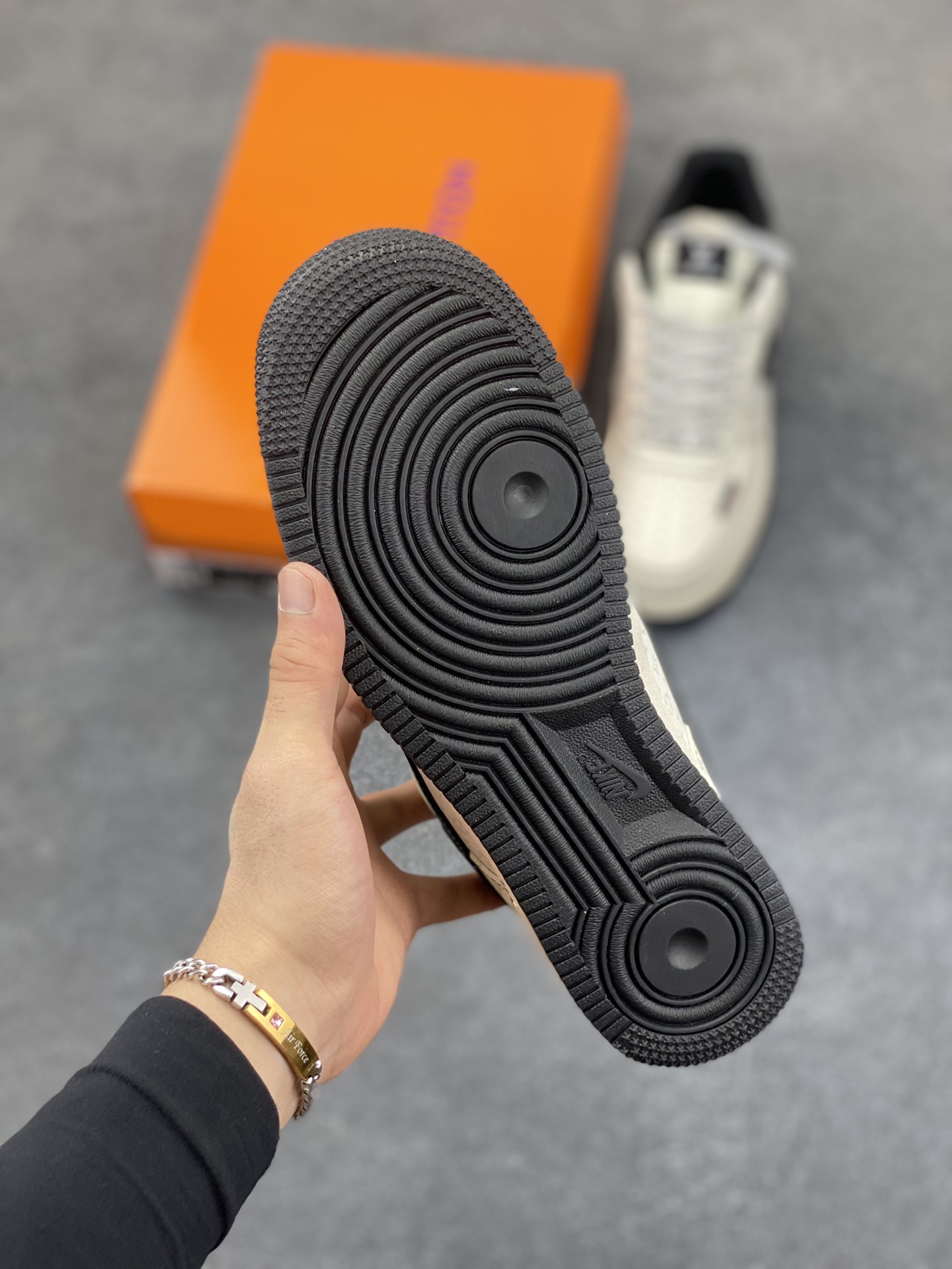 图片[5]-NIke Air Force 1 \’07 Low “LV联名——黑勾小织标”空军一号 低帮 运动鞋 休闲鞋 折边针车 工艺难度大 原楦头原纸板 原装鞋盒 定制五金配件 内置全掌气垫 原厂鞋底 货号：CX5050-Y09 尺码：36 36.5 37.5 38 38.5 39 40 40.5 41 42 42.5 43 44 44.5 45-选品中心