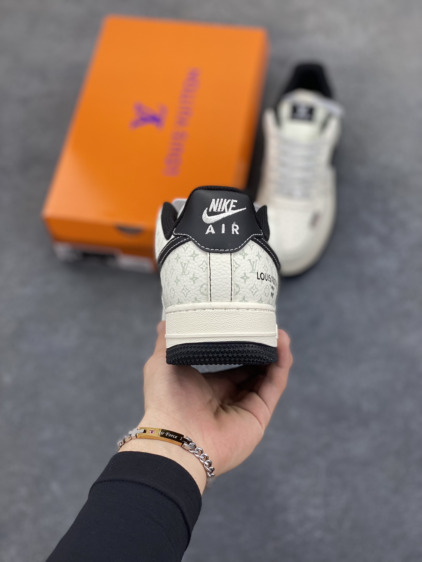 图片[4]-NIke Air Force 1 \’07 Low “LV联名——黑勾小织标”空军一号 低帮 运动鞋 休闲鞋 折边针车 工艺难度大 原楦头原纸板 原装鞋盒 定制五金配件 内置全掌气垫 原厂鞋底 货号：CX5050-Y09 尺码：36 36.5 37.5 38 38.5 39 40 40.5 41 42 42.5 43 44 44.5 45-选品中心