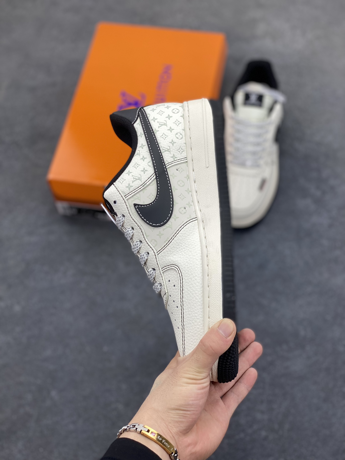 图片[3]-NIke Air Force 1 \’07 Low “LV联名——黑勾小织标”空军一号 低帮 运动鞋 休闲鞋 折边针车 工艺难度大 原楦头原纸板 原装鞋盒 定制五金配件 内置全掌气垫 原厂鞋底 货号：CX5050-Y09 尺码：36 36.5 37.5 38 38.5 39 40 40.5 41 42 42.5 43 44 44.5 45-选品中心