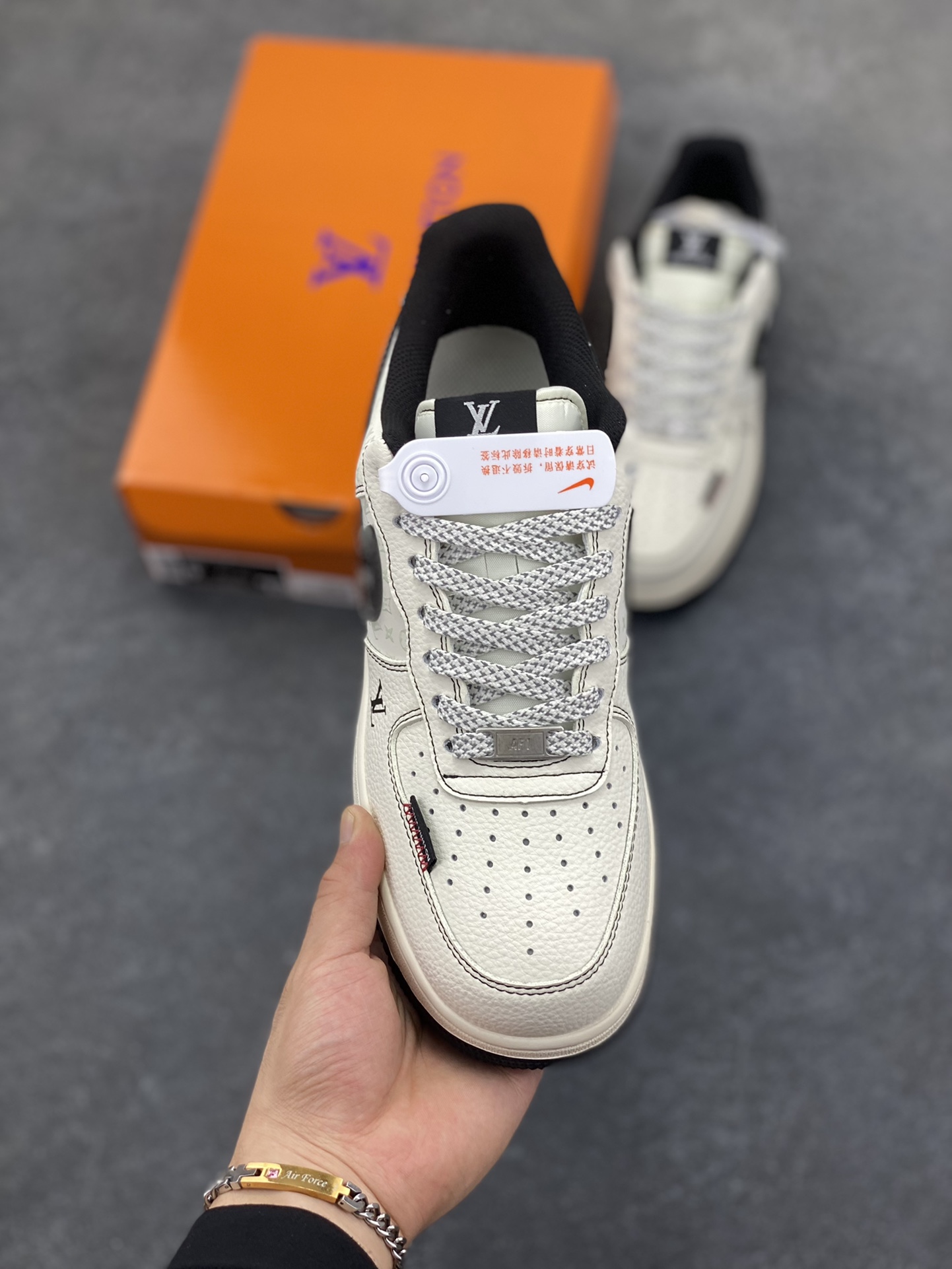图片[2]-NIke Air Force 1 \’07 Low “LV联名——黑勾小织标”空军一号 低帮 运动鞋 休闲鞋 折边针车 工艺难度大 原楦头原纸板 原装鞋盒 定制五金配件 内置全掌气垫 原厂鞋底 货号：CX5050-Y09 尺码：36 36.5 37.5 38 38.5 39 40 40.5 41 42 42.5 43 44 44.5 45-选品中心