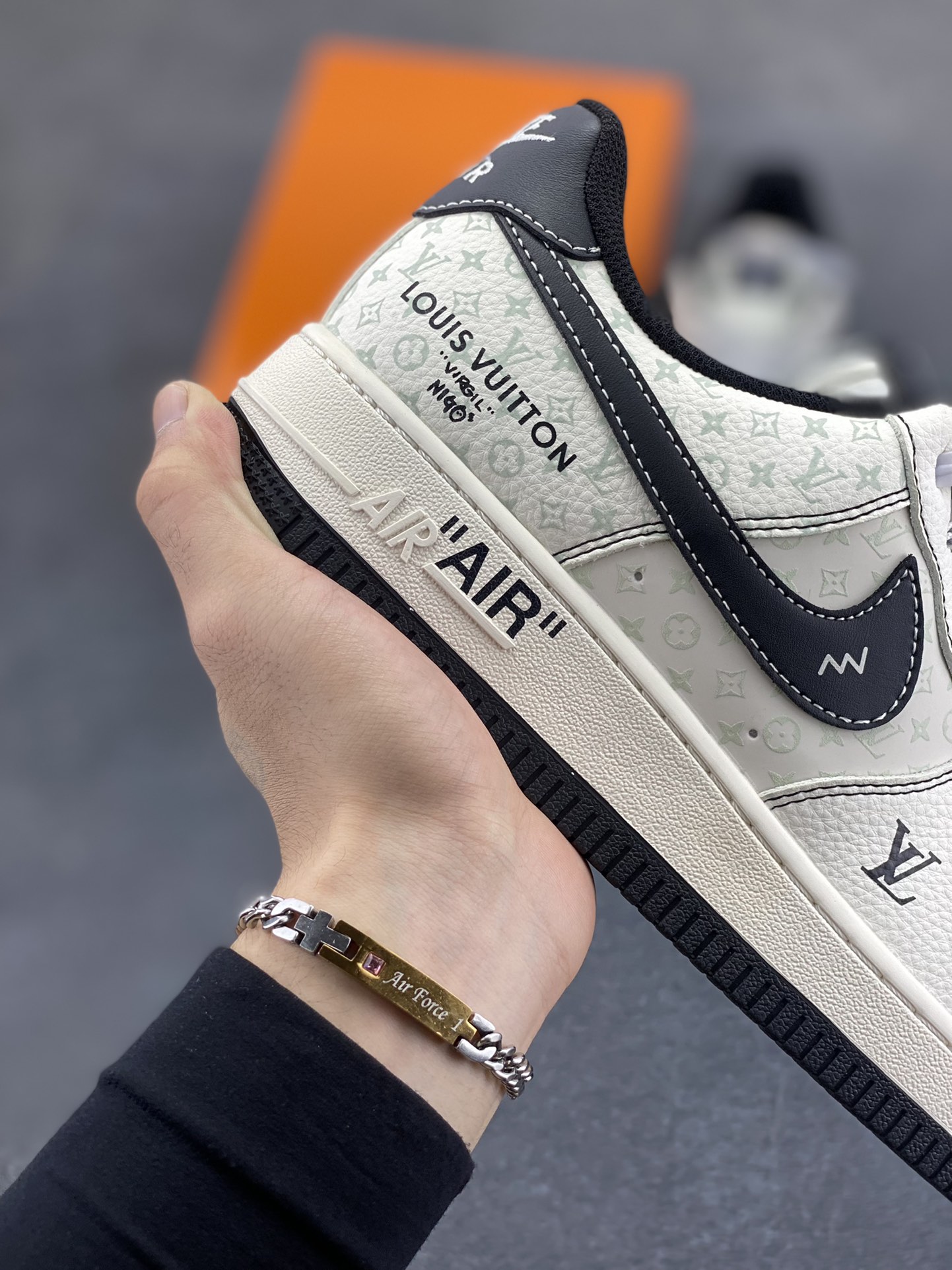 图片[6]-NIke Air Force 1 \’07 Low “LV联名——黑勾小织标”空军一号 低帮 运动鞋 休闲鞋 折边针车 工艺难度大 原楦头原纸板 原装鞋盒 定制五金配件 内置全掌气垫 原厂鞋底 货号：CX5050-Y09 尺码：36 36.5 37.5 38 38.5 39 40 40.5 41 42 42.5 43 44 44.5 45-选品中心