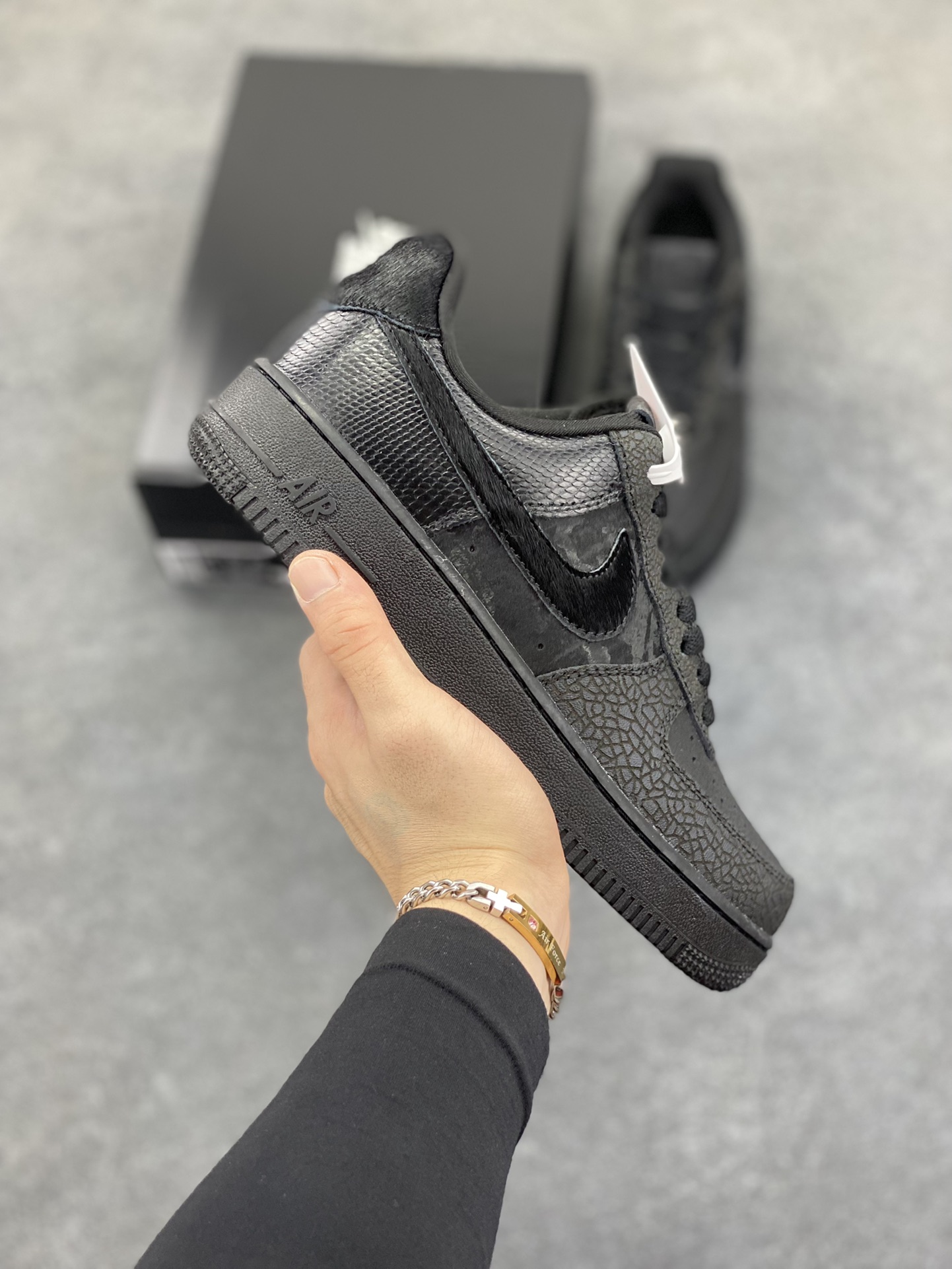 Nike Air Force 1 Low 黑裂纹 空军一号低帮运动休闲板鞋 原楦头原纸板 打造纯正空军版型 专注外贸渠道 全掌内置蜂窝气垫 原盒配件 原厂中底钢印、拉帮完美 货号：HQ1977-001 尺码：36 36.5 37.5 38 38.5 39 40 40.5 41 42 42.5 43 44 44.5 45\