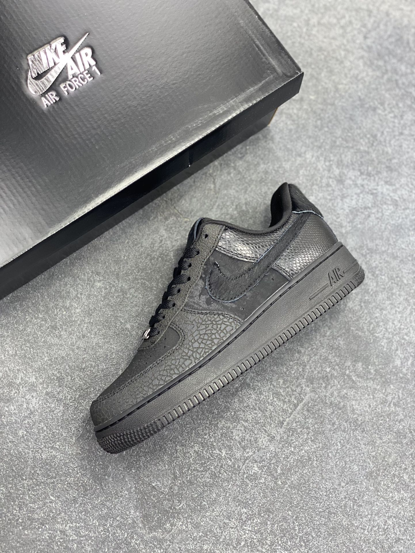 图片[7]-Nike Air Force 1 Low 黑裂纹 空军一号低帮运动休闲板鞋 原楦头原纸板 打造纯正空军版型 专注外贸渠道 全掌内置蜂窝气垫 原盒配件 原厂中底钢印、拉帮完美 货号：HQ1977-001 尺码：36 36.5 37.5 38 38.5 39 40 40.5 41 42 42.5 43 44 44.5 45\”},\”album\”：{\”autoIncreasePriceConfig\”：{\”isHaveConfig\”：false},\”vipLeftDay\”：165,\”avatarFrame\”：\”-选品中心