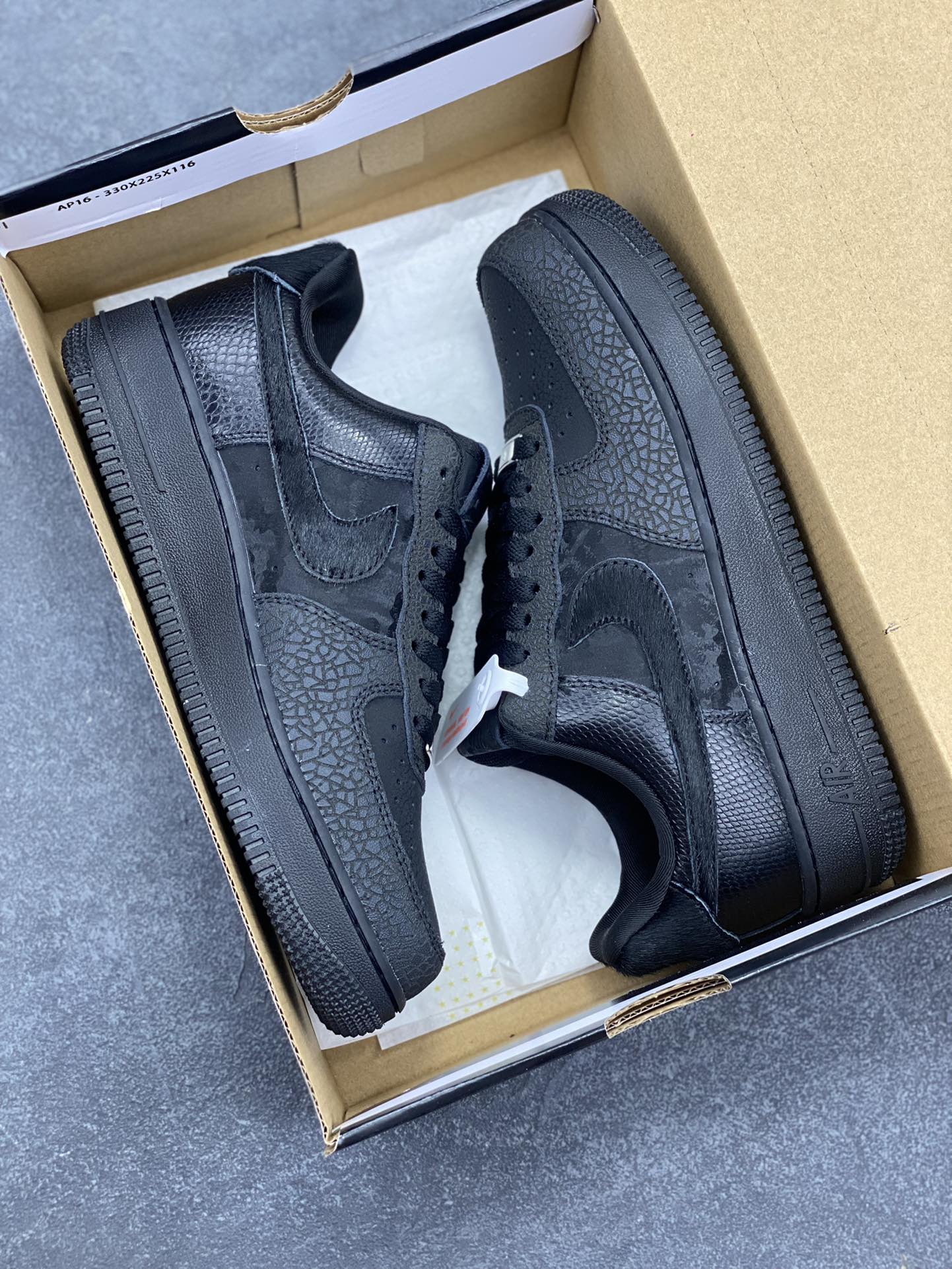图片[9]-Nike Air Force 1 Low 黑裂纹 空军一号低帮运动休闲板鞋 原楦头原纸板 打造纯正空军版型 专注外贸渠道 全掌内置蜂窝气垫 原盒配件 原厂中底钢印、拉帮完美 货号：HQ1977-001 尺码：36 36.5 37.5 38 38.5 39 40 40.5 41 42 42.5 43 44 44.5 45\”},\”album\”：{\”autoIncreasePriceConfig\”：{\”isHaveConfig\”：false},\”vipLeftDay\”：165,\”avatarFrame\”：\”-选品中心