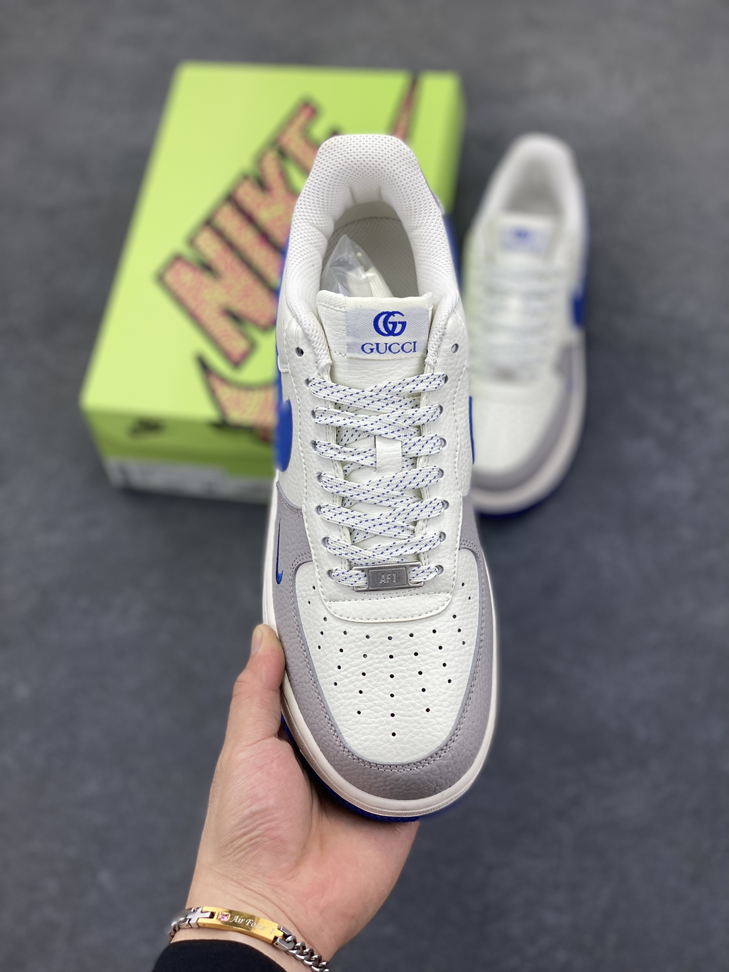 图片[2]-高端定制Nike Air Force 1 “古驰联名—米白灰蓝钩 高端定制 低帮休闲板鞋 定制鞋盒 大厂纯原品质出货 超高清洁度 皮料切割干净无任何毛边 细节完美 货号：KX2532-502 尺码：36 36.5 37.5 38 38.5 39 40 40.5 41 42 42.5 43 44 44.5 45-选品中心
