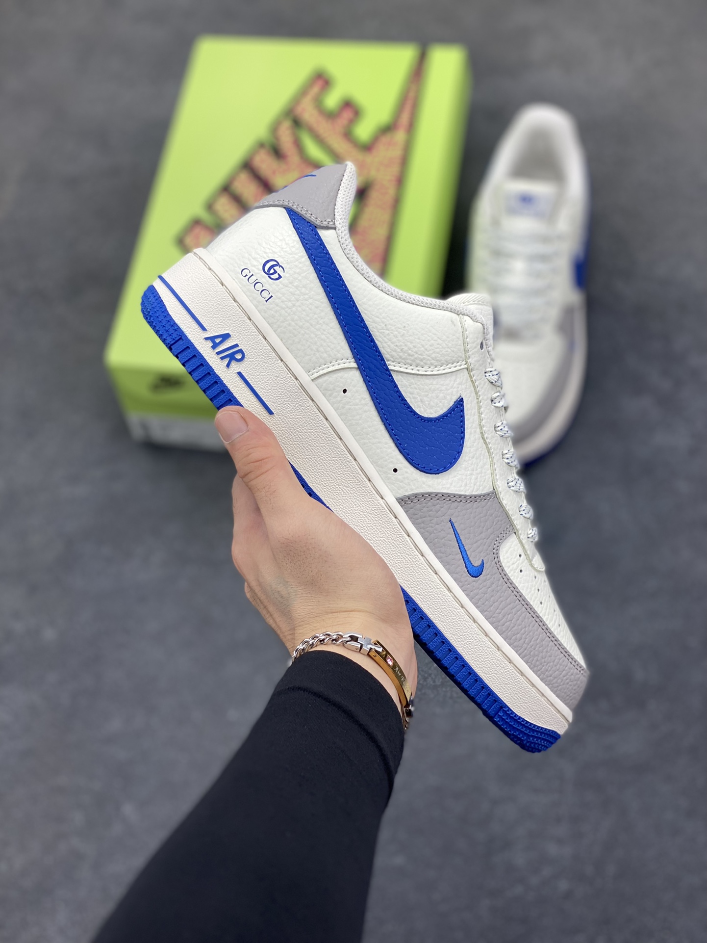 高端定制Nike Air Force 1 “古驰联名---米白灰蓝钩 高端定制 低帮休闲板鞋 定制鞋盒 大厂纯原品质出货 超高清洁度 皮料切割干净无任何毛边 细节完美 货号：KX2532-502 尺码：36 36.5 37.5 38 38.5 39 40 40.5 41 42 42.5 43 44 44.5 45-选品中心