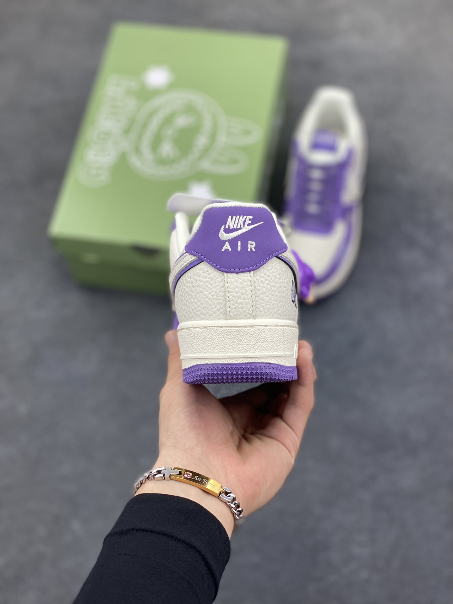 图片[4]-高端定制Nike Air Force 1 LABUBU 联名-紫白 鞋身满是 LABUBU 萌趣元素，搭配同款挂饰，高端定制 低帮休闲板鞋 定制鞋盒 大厂纯原品质出货 超高清洁度 皮料切割干净无任何毛边 细节完美 货号：DX0188-090 尺码：36 36.5 37.5 38 38.5 39 40 40.5 41 42 42.5 43 44 44.5 45-选品中心