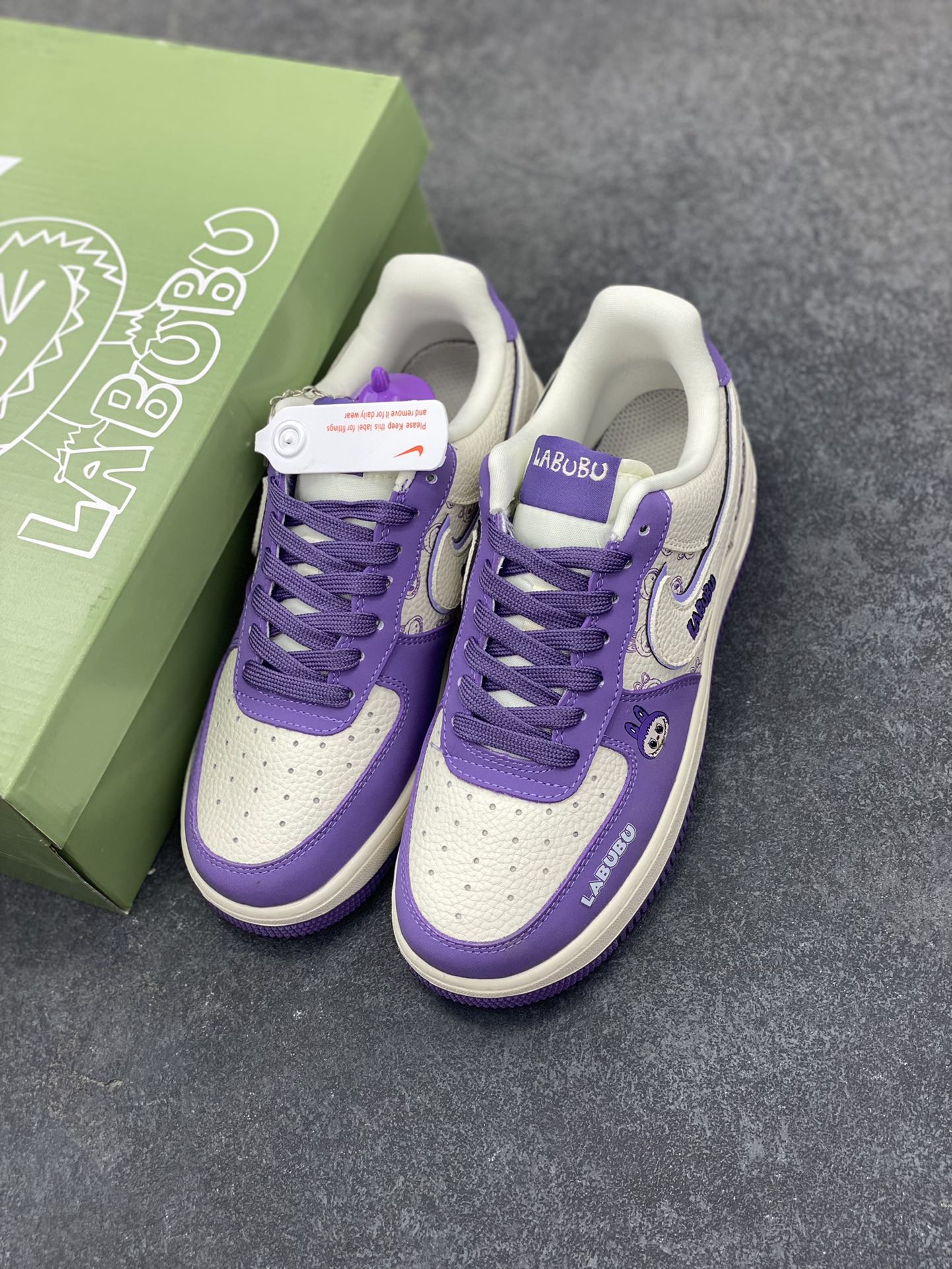 图片[8]-高端定制Nike Air Force 1 LABUBU 联名-紫白 鞋身满是 LABUBU 萌趣元素，搭配同款挂饰，高端定制 低帮休闲板鞋 定制鞋盒 大厂纯原品质出货 超高清洁度 皮料切割干净无任何毛边 细节完美 货号：DX0188-090 尺码：36 36.5 37.5 38 38.5 39 40 40.5 41 42 42.5 43 44 44.5 45-选品中心