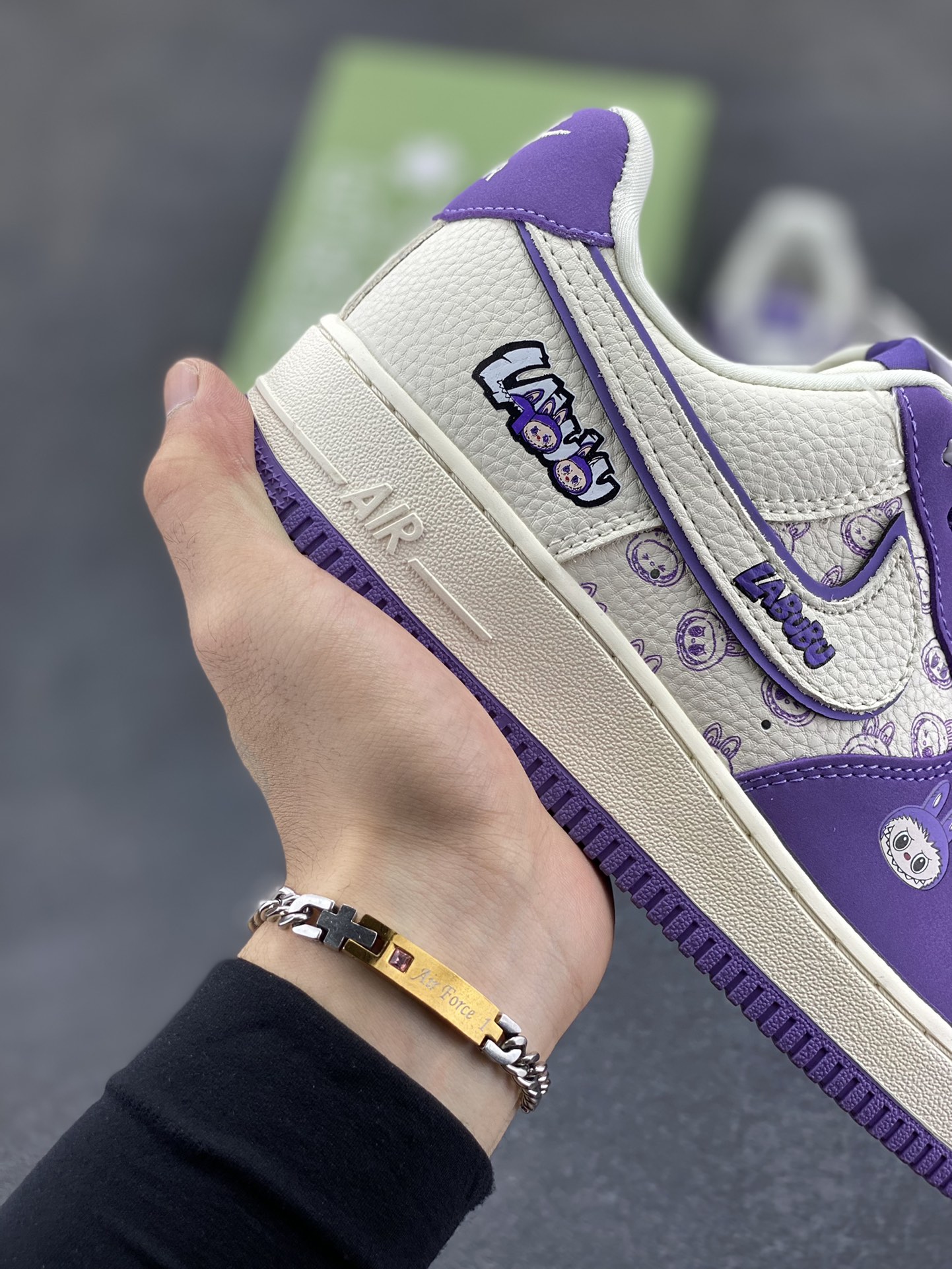 图片[6]-高端定制Nike Air Force 1 LABUBU 联名-紫白 鞋身满是 LABUBU 萌趣元素，搭配同款挂饰，高端定制 低帮休闲板鞋 定制鞋盒 大厂纯原品质出货 超高清洁度 皮料切割干净无任何毛边 细节完美 货号：DX0188-090 尺码：36 36.5 37.5 38 38.5 39 40 40.5 41 42 42.5 43 44 44.5 45-选品中心