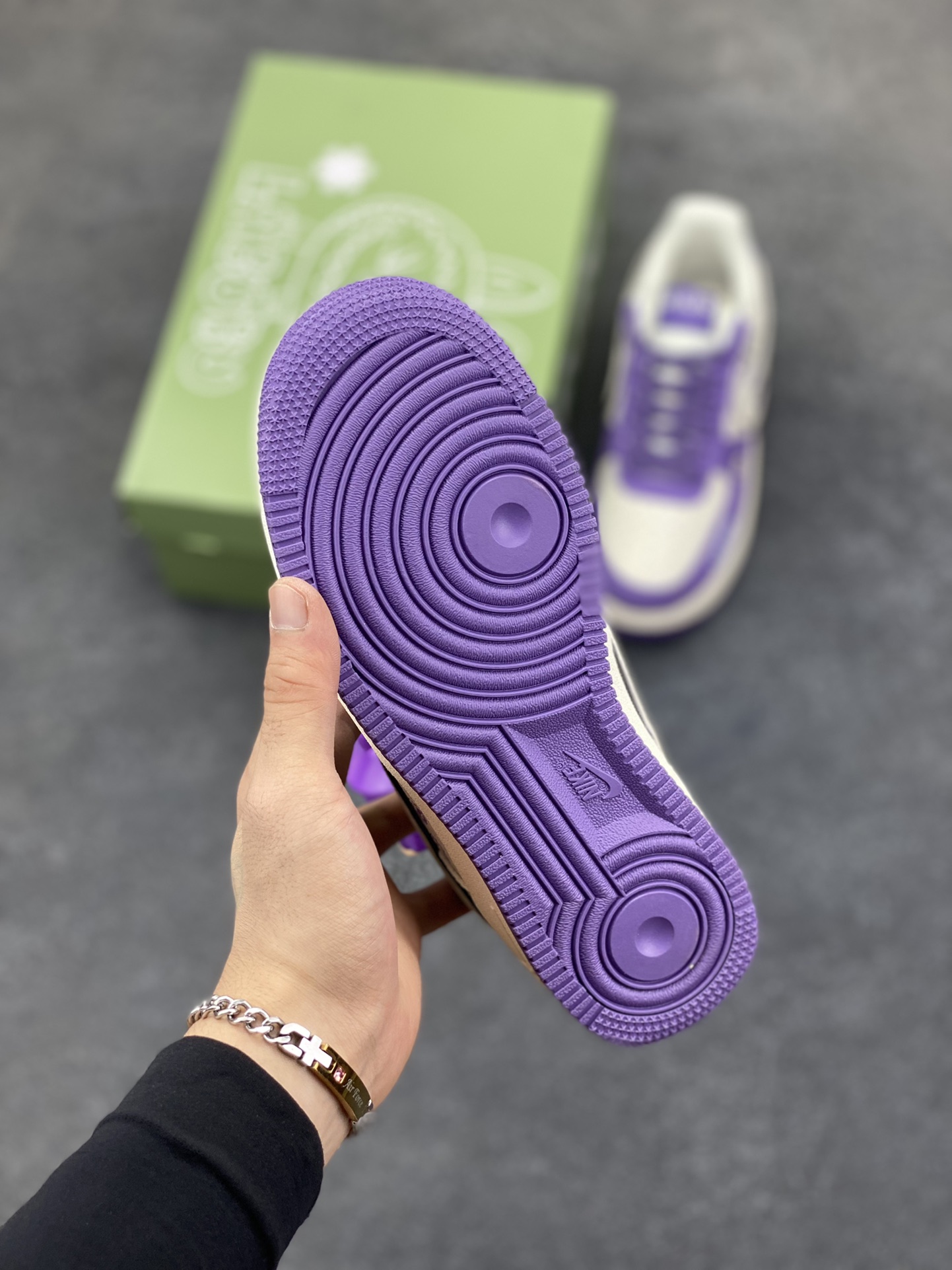 图片[5]-高端定制Nike Air Force 1 LABUBU 联名-紫白 鞋身满是 LABUBU 萌趣元素，搭配同款挂饰，高端定制 低帮休闲板鞋 定制鞋盒 大厂纯原品质出货 超高清洁度 皮料切割干净无任何毛边 细节完美 货号：DX0188-090 尺码：36 36.5 37.5 38 38.5 39 40 40.5 41 42 42.5 43 44 44.5 45-选品中心