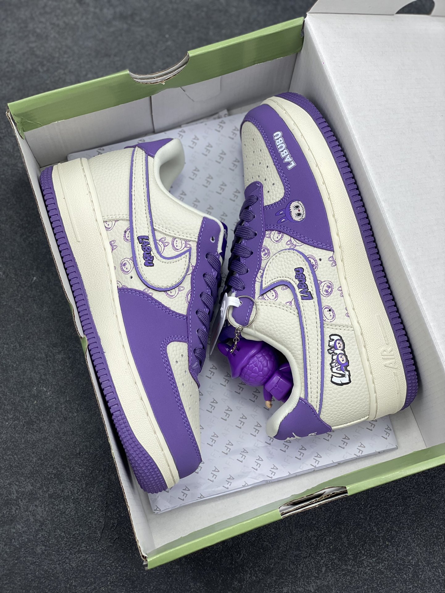图片[9]-高端定制Nike Air Force 1 LABUBU 联名-紫白 鞋身满是 LABUBU 萌趣元素，搭配同款挂饰，高端定制 低帮休闲板鞋 定制鞋盒 大厂纯原品质出货 超高清洁度 皮料切割干净无任何毛边 细节完美 货号：DX0188-090 尺码：36 36.5 37.5 38 38.5 39 40 40.5 41 42 42.5 43 44 44.5 45-选品中心