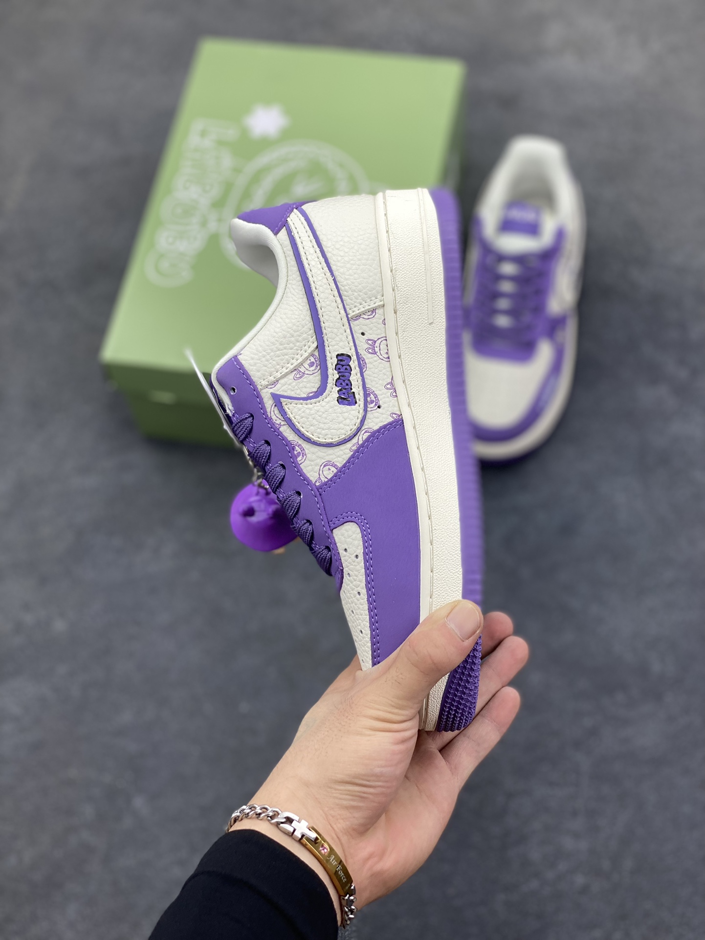图片[3]-高端定制Nike Air Force 1 LABUBU 联名-紫白 鞋身满是 LABUBU 萌趣元素，搭配同款挂饰，高端定制 低帮休闲板鞋 定制鞋盒 大厂纯原品质出货 超高清洁度 皮料切割干净无任何毛边 细节完美 货号：DX0188-090 尺码：36 36.5 37.5 38 38.5 39 40 40.5 41 42 42.5 43 44 44.5 45-选品中心