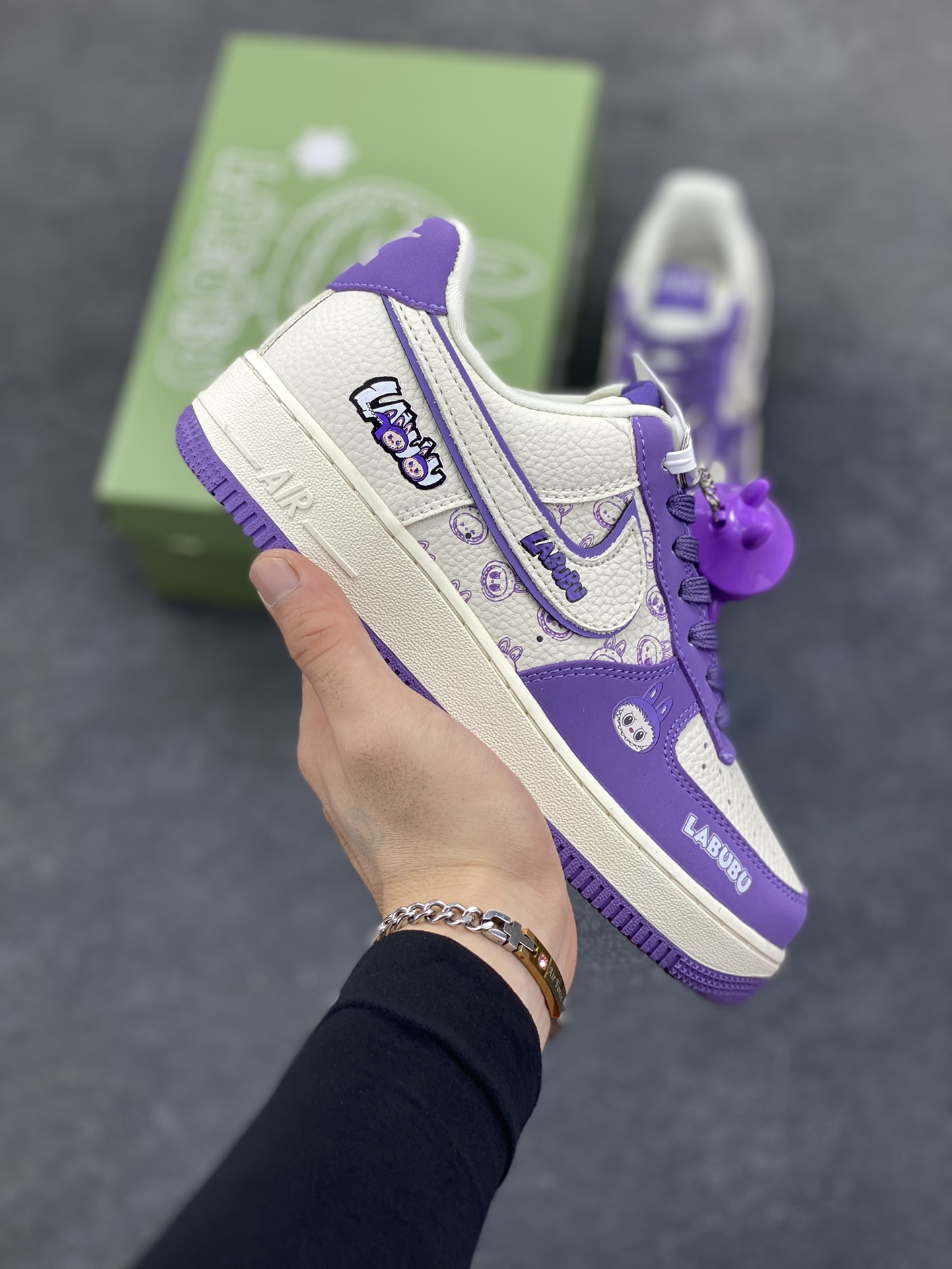 高端定制Nike Air Force 1 LABUBU 联名-紫白 鞋身满是 LABUBU 萌趣元素,搭配同款挂饰,高端定制 低帮休闲板鞋 定制鞋盒 大厂纯原品质出货 超高清洁度 皮料切割干净无任何毛边 细节完美 货号:DX0188-090 尺码:36 36.5 37.5 38 38.5 39 40 40.5 41 42 42.5 43 44 44.5 45-选品中心
