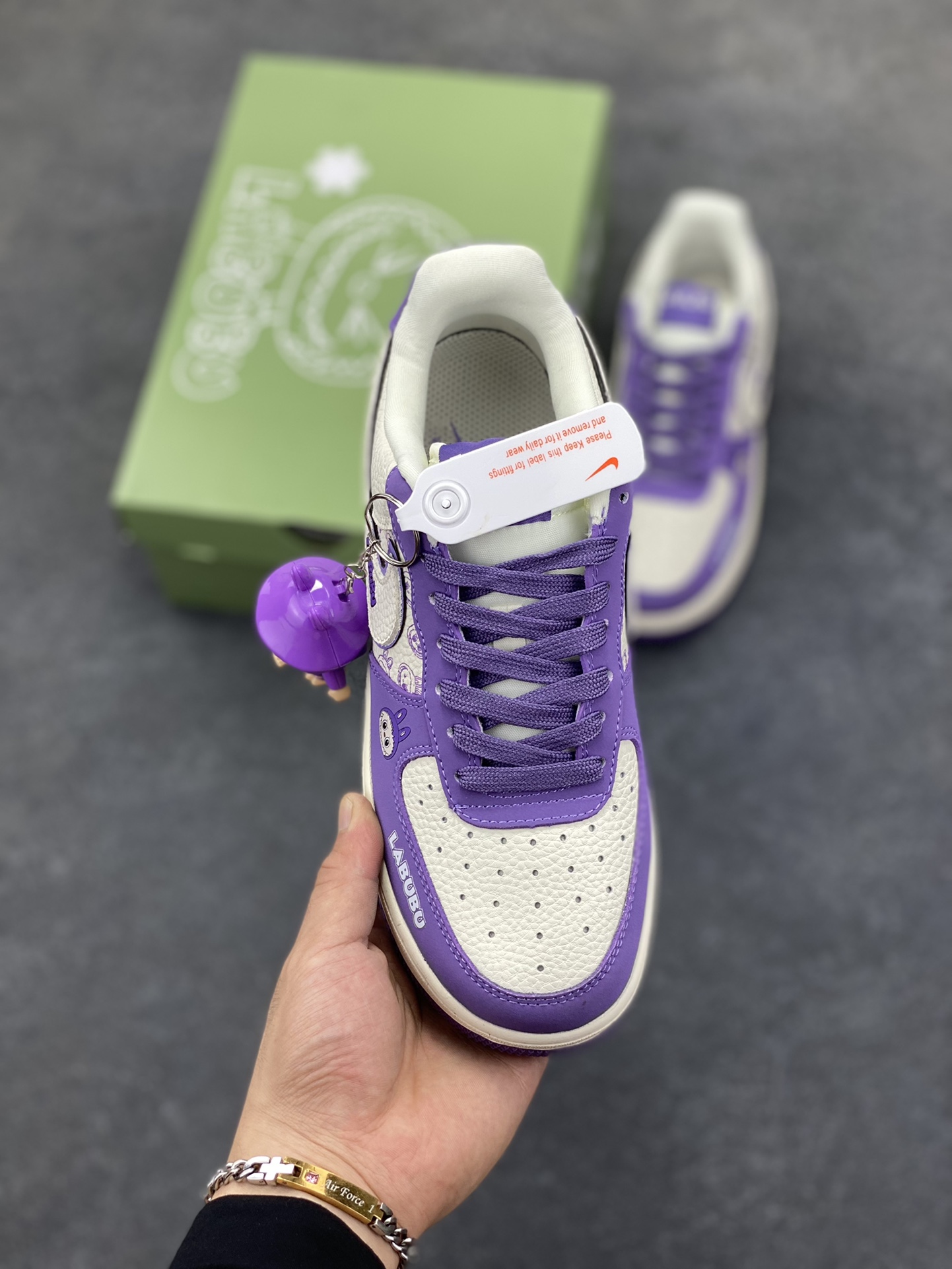 图片[2]-高端定制Nike Air Force 1 LABUBU 联名-紫白 鞋身满是 LABUBU 萌趣元素，搭配同款挂饰，高端定制 低帮休闲板鞋 定制鞋盒 大厂纯原品质出货 超高清洁度 皮料切割干净无任何毛边 细节完美 货号：DX0188-090 尺码：36 36.5 37.5 38 38.5 39 40 40.5 41 42 42.5 43 44 44.5 45-选品中心
