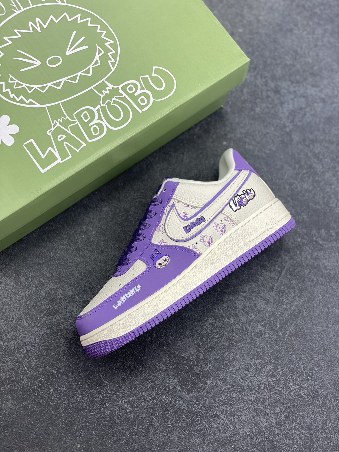 图片[7]-高端定制Nike Air Force 1 LABUBU 联名-紫白 鞋身满是 LABUBU 萌趣元素，搭配同款挂饰，高端定制 低帮休闲板鞋 定制鞋盒 大厂纯原品质出货 超高清洁度 皮料切割干净无任何毛边 细节完美 货号：DX0188-090 尺码：36 36.5 37.5 38 38.5 39 40 40.5 41 42 42.5 43 44 44.5 45-选品中心