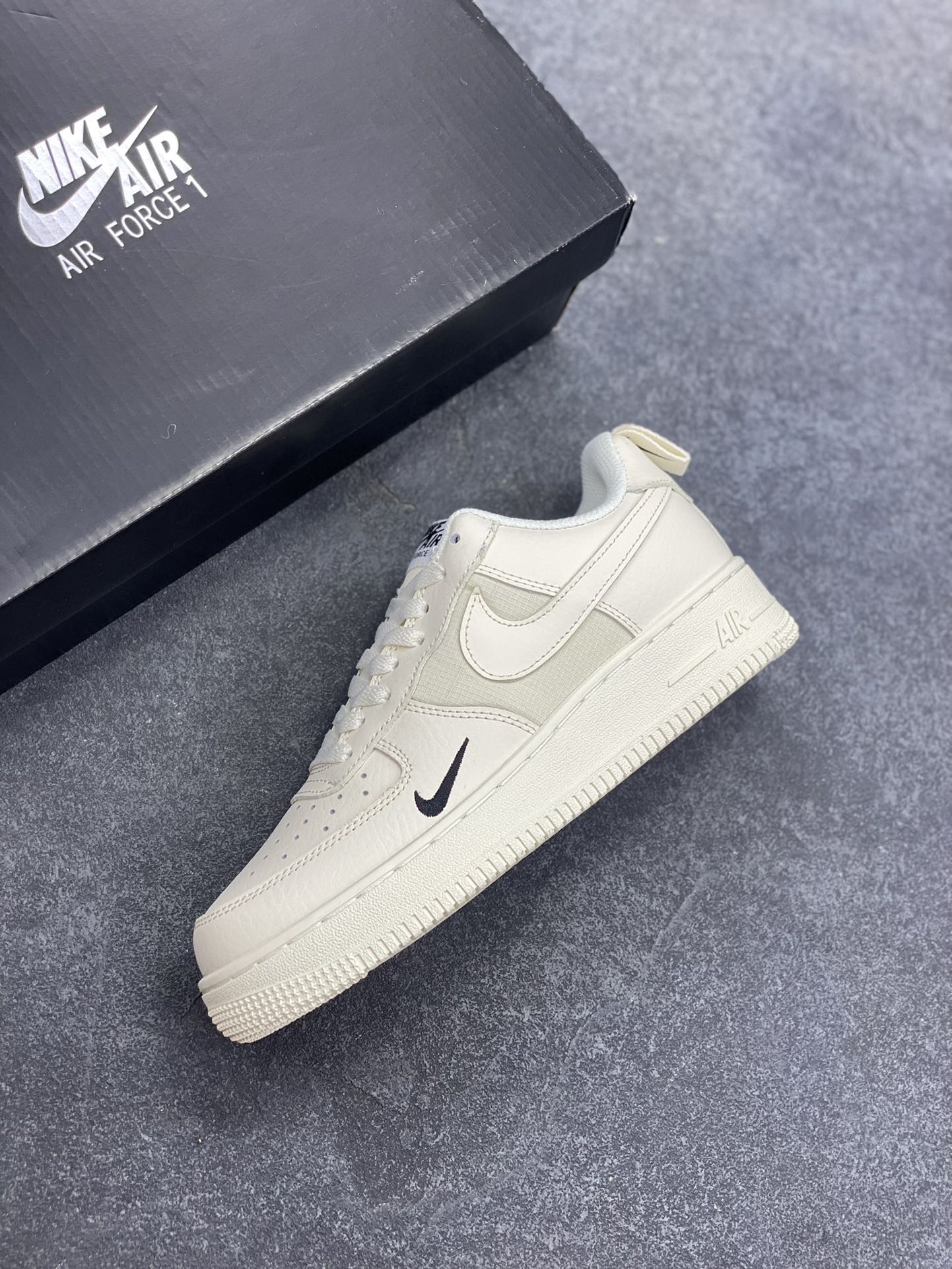 图片[7]-福利特价 Nike Air Force 1 Low 白黑小勾 空军一号低帮运动休闲板鞋 原楦头原纸板 打造纯正空军版型 专注外贸渠道 全掌内置蜂窝气垫 原盒配件 原厂中底钢印、拉帮完美 货号：FZ4625-100 尺码：36 36.5 37.5 38 38.5 39 40 40.5 41 42 42.5 43 44 44.5 45-选品中心