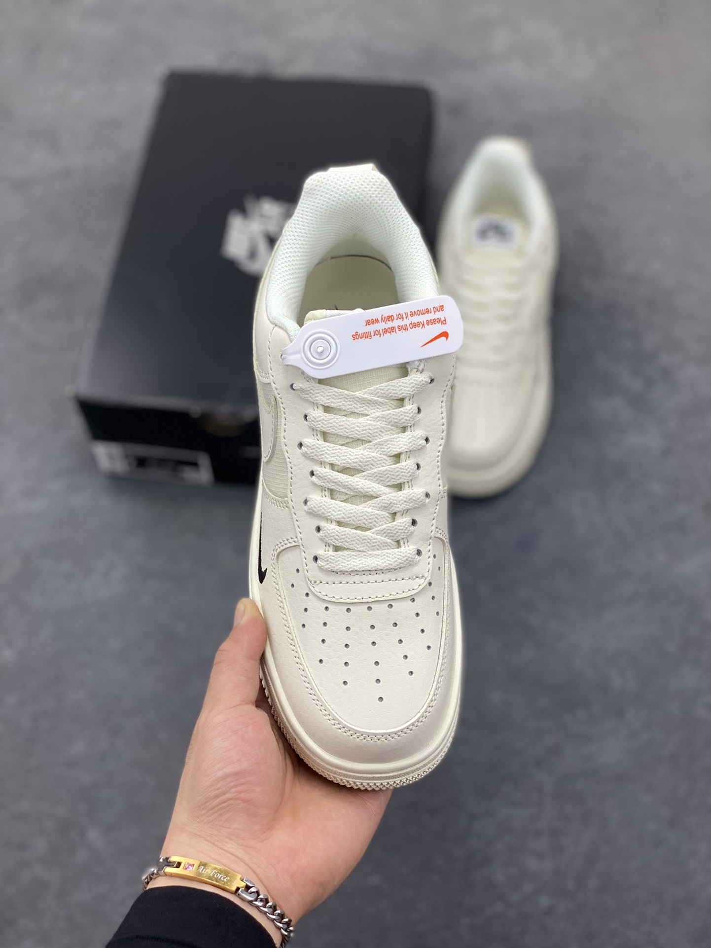 图片[2]-福利特价 Nike Air Force 1 Low 白黑小勾 空军一号低帮运动休闲板鞋 原楦头原纸板 打造纯正空军版型 专注外贸渠道 全掌内置蜂窝气垫 原盒配件 原厂中底钢印、拉帮完美 货号：FZ4625-100 尺码：36 36.5 37.5 38 38.5 39 40 40.5 41 42 42.5 43 44 44.5 45-选品中心