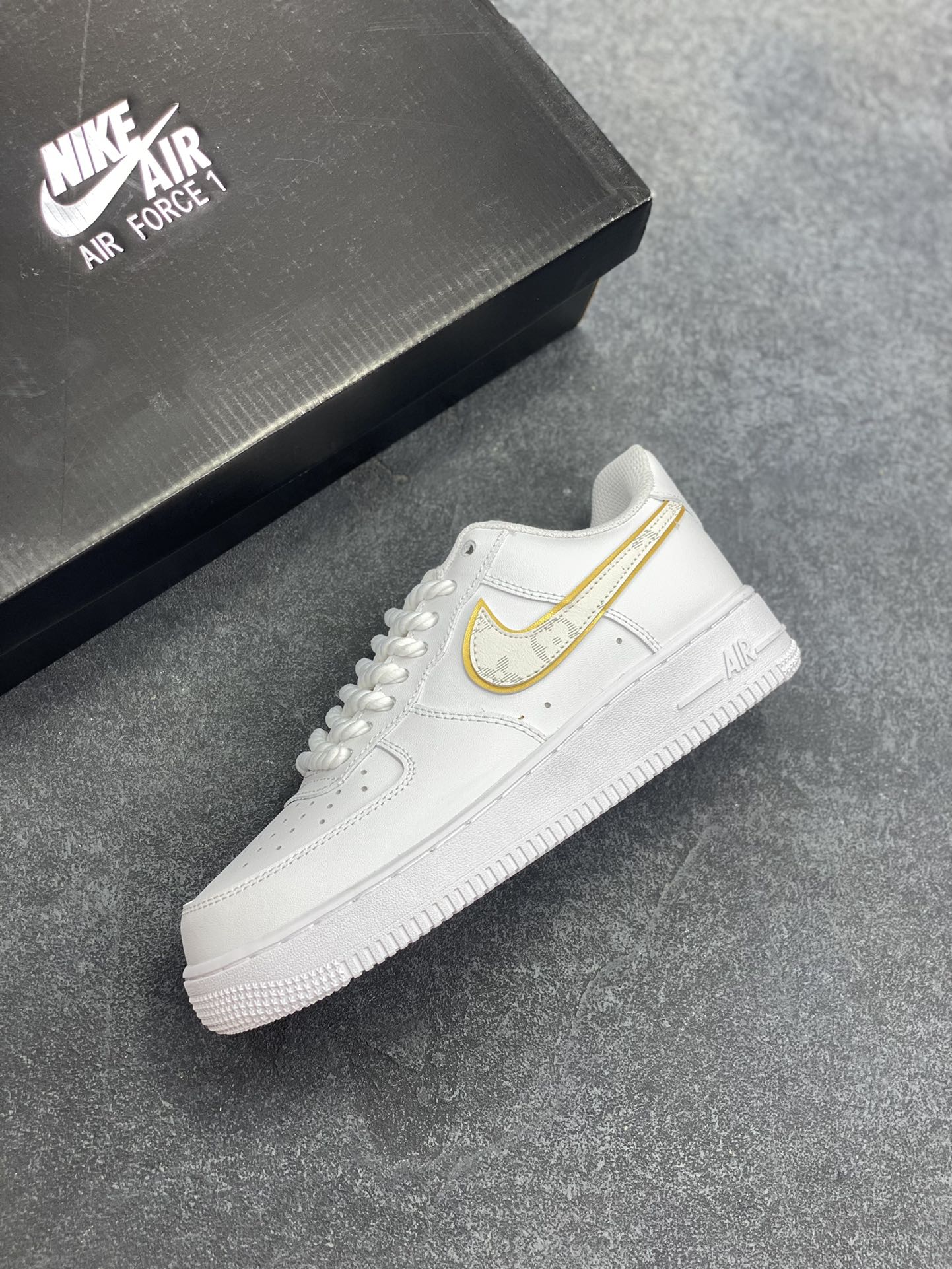图片[7]-福利特价 Nike Air Force 1 ’07 Low 空军一号低帮百搭休闲运动板鞋。柔软、弹性十足的缓震性能和出色的中底设计，横跨复古与现代的外型结合，造就出风靡全球三十多年的Force 1，直到今天还深受青睐 货号：DD8960-100 尺码：36 36.5 37.5 38 38.5 39 40 40.5 41 42 42.5 43 44 44.5 45-选品中心