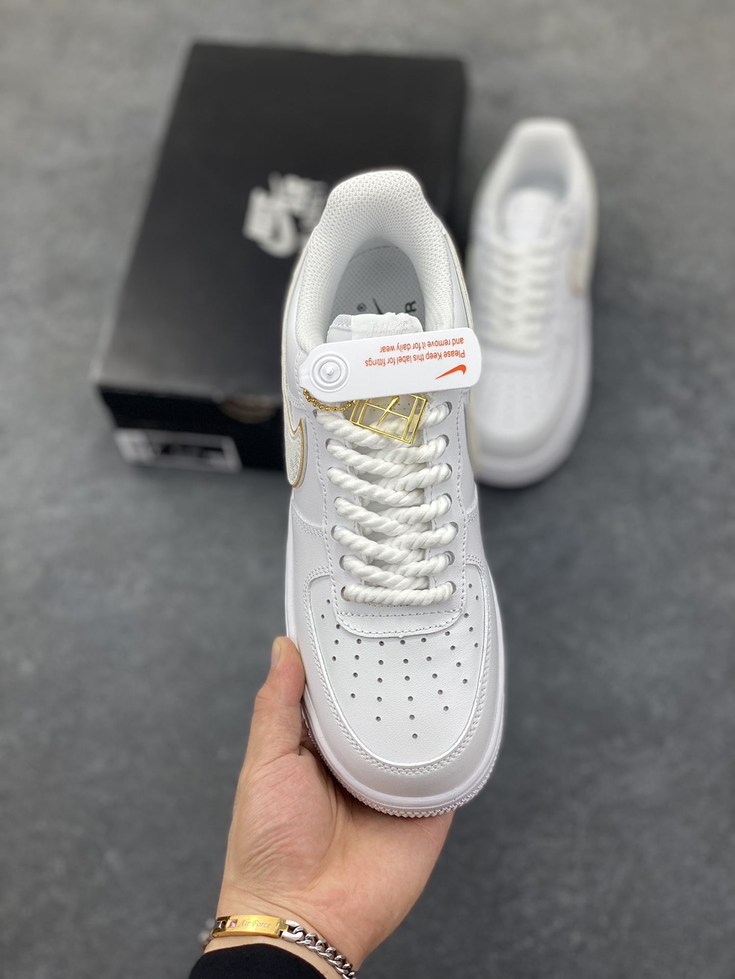 图片[2]-福利特价 Nike Air Force 1 ’07 Low 空军一号低帮百搭休闲运动板鞋。柔软、弹性十足的缓震性能和出色的中底设计，横跨复古与现代的外型结合，造就出风靡全球三十多年的Force 1，直到今天还深受青睐 货号：DD8960-100 尺码：36 36.5 37.5 38 38.5 39 40 40.5 41 42 42.5 43 44 44.5 45-选品中心