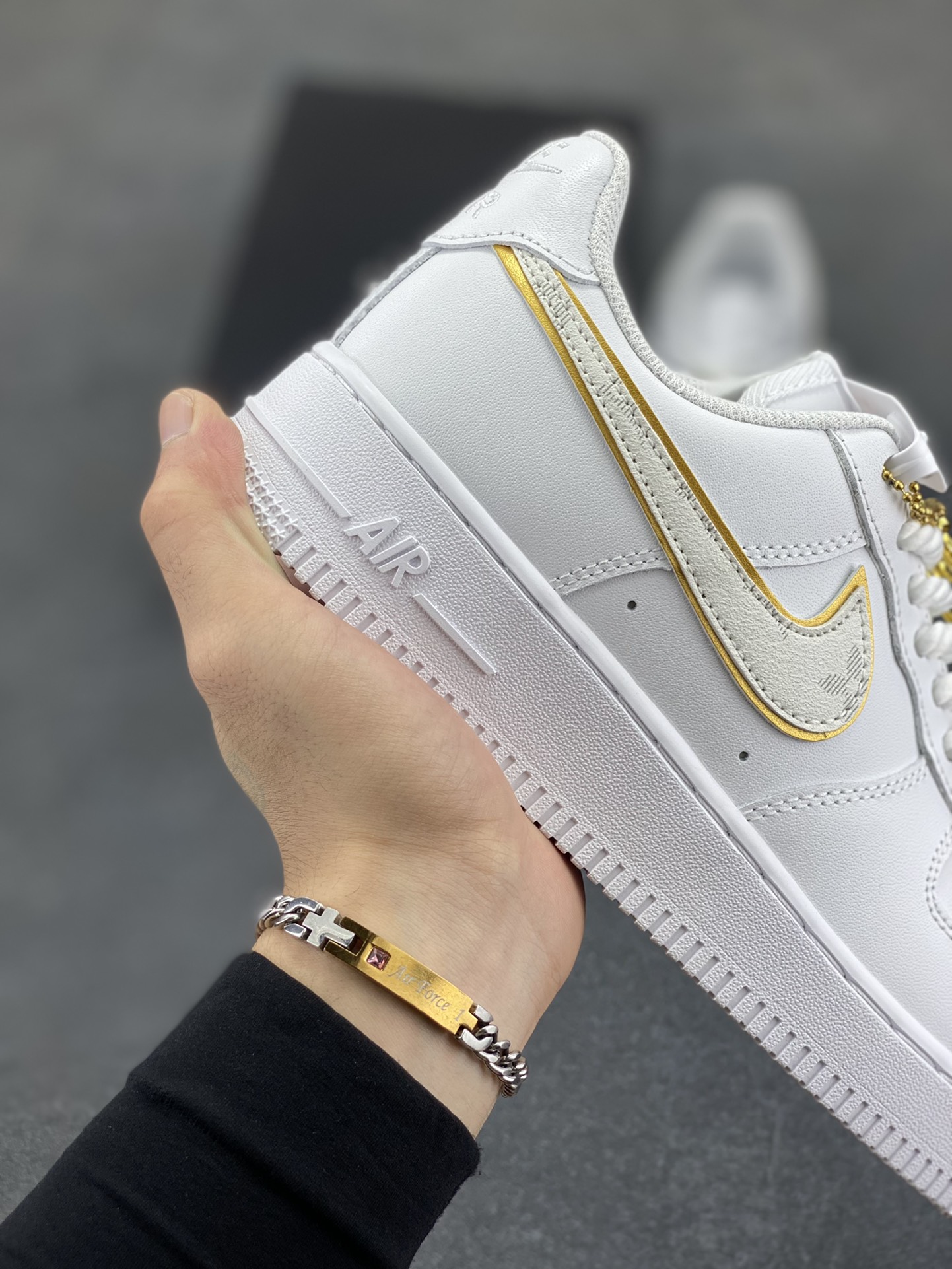 图片[6]-福利特价 Nike Air Force 1 ’07 Low 空军一号低帮百搭休闲运动板鞋。柔软、弹性十足的缓震性能和出色的中底设计，横跨复古与现代的外型结合，造就出风靡全球三十多年的Force 1，直到今天还深受青睐 货号：DD8960-100 尺码：36 36.5 37.5 38 38.5 39 40 40.5 41 42 42.5 43 44 44.5 45-选品中心