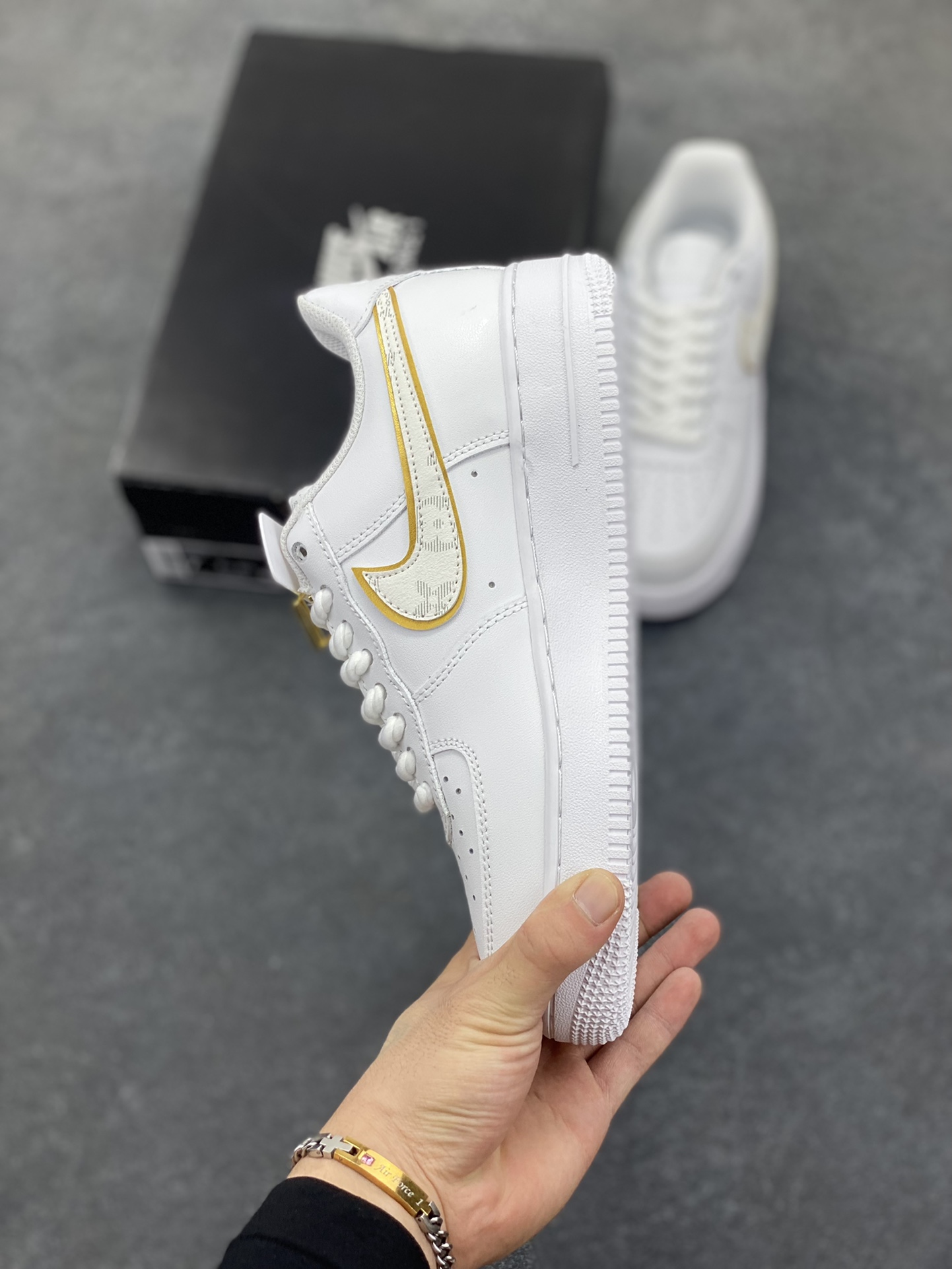 图片[3]-福利特价 Nike Air Force 1 ’07 Low 空军一号低帮百搭休闲运动板鞋。柔软、弹性十足的缓震性能和出色的中底设计，横跨复古与现代的外型结合，造就出风靡全球三十多年的Force 1，直到今天还深受青睐 货号：DD8960-100 尺码：36 36.5 37.5 38 38.5 39 40 40.5 41 42 42.5 43 44 44.5 45-选品中心