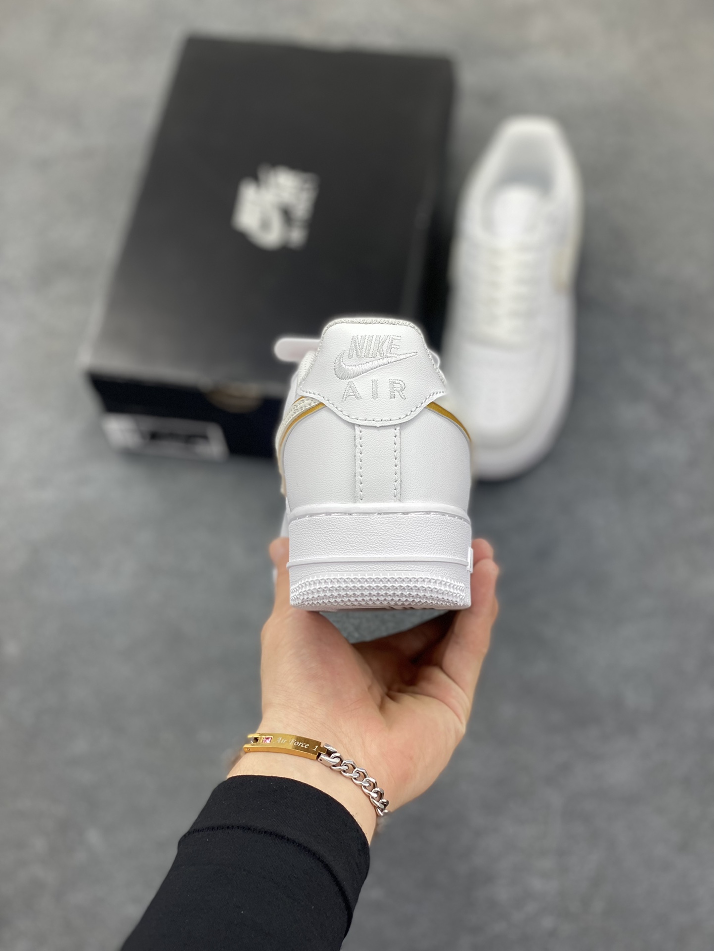 图片[4]-福利特价 Nike Air Force 1 ’07 Low 空军一号低帮百搭休闲运动板鞋。柔软、弹性十足的缓震性能和出色的中底设计，横跨复古与现代的外型结合，造就出风靡全球三十多年的Force 1，直到今天还深受青睐 货号：DD8960-100 尺码：36 36.5 37.5 38 38.5 39 40 40.5 41 42 42.5 43 44 44.5 45-选品中心