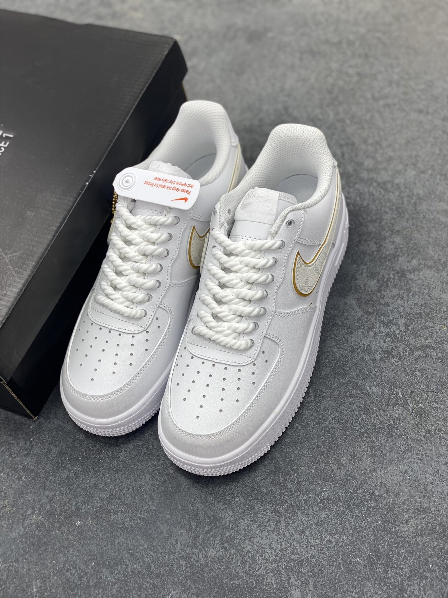 图片[8]-福利特价 Nike Air Force 1 ’07 Low 空军一号低帮百搭休闲运动板鞋。柔软、弹性十足的缓震性能和出色的中底设计，横跨复古与现代的外型结合，造就出风靡全球三十多年的Force 1，直到今天还深受青睐 货号：DD8960-100 尺码：36 36.5 37.5 38 38.5 39 40 40.5 41 42 42.5 43 44 44.5 45-选品中心
