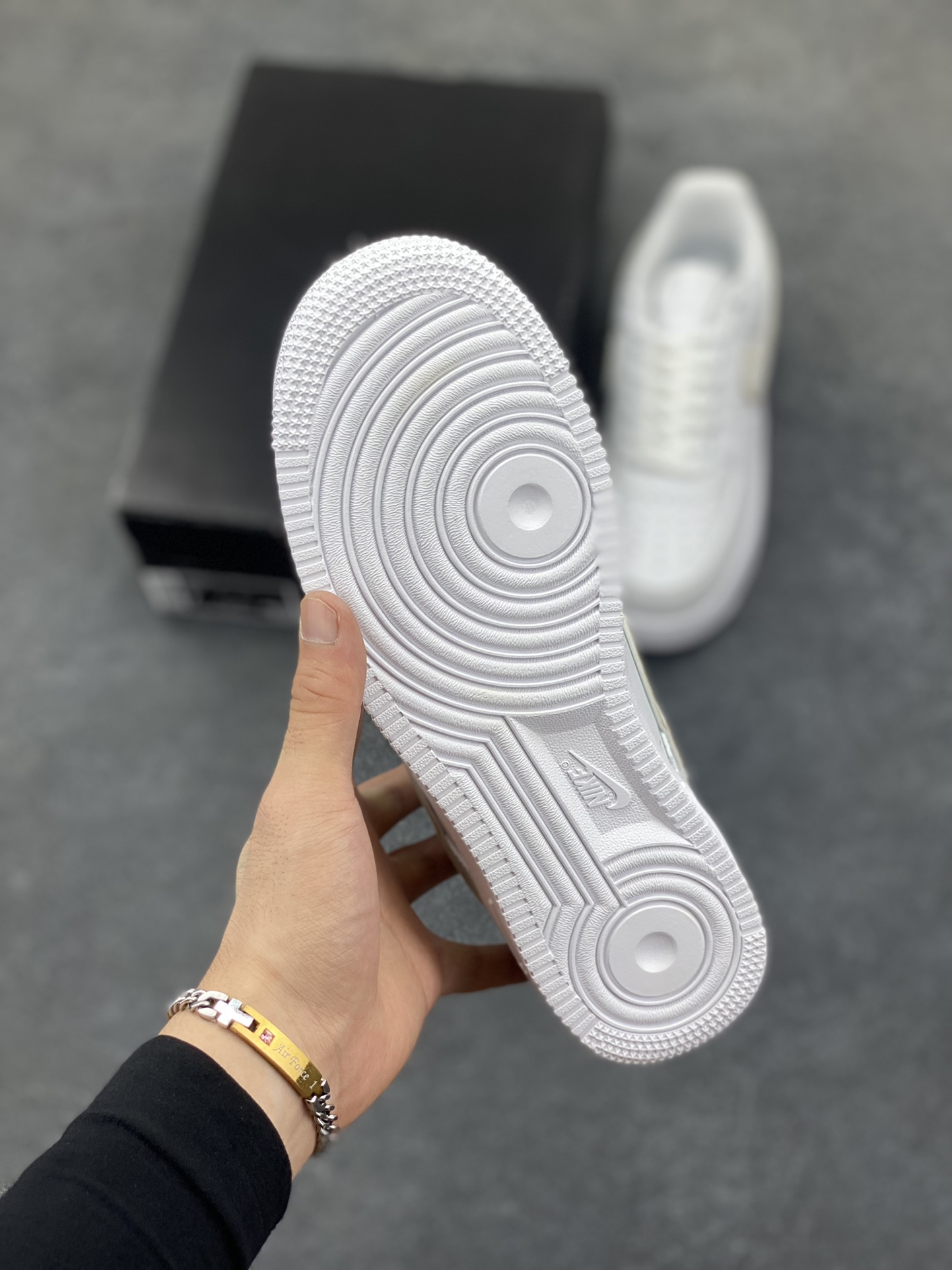 图片[5]-福利特价 Nike Air Force 1 ’07 Low 空军一号低帮百搭休闲运动板鞋。柔软、弹性十足的缓震性能和出色的中底设计，横跨复古与现代的外型结合，造就出风靡全球三十多年的Force 1，直到今天还深受青睐 货号：DD8960-100 尺码：36 36.5 37.5 38 38.5 39 40 40.5 41 42 42.5 43 44 44.5 45-选品中心