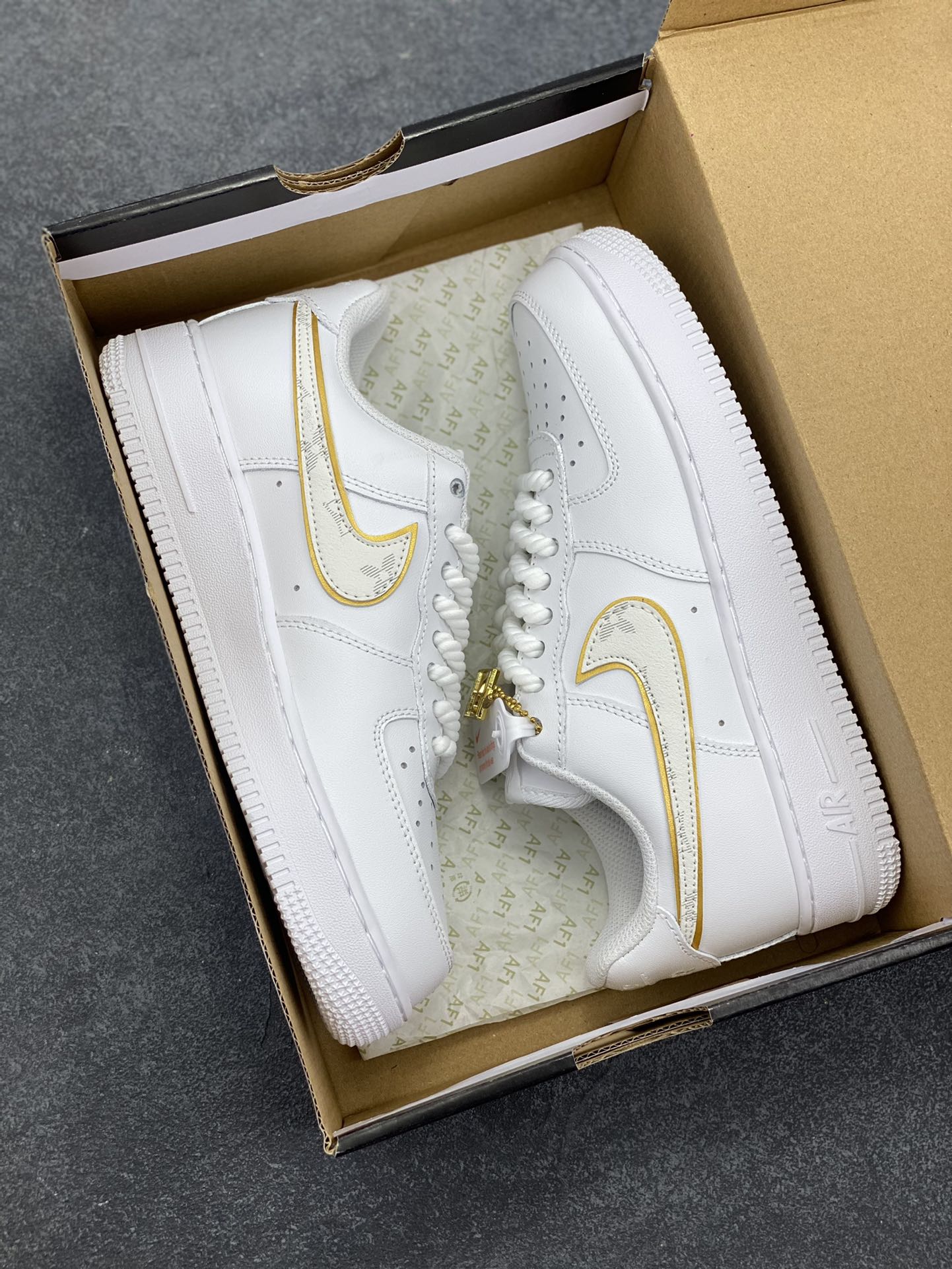 图片[9]-福利特价 Nike Air Force 1 ’07 Low 空军一号低帮百搭休闲运动板鞋。柔软、弹性十足的缓震性能和出色的中底设计，横跨复古与现代的外型结合，造就出风靡全球三十多年的Force 1，直到今天还深受青睐 货号：DD8960-100 尺码：36 36.5 37.5 38 38.5 39 40 40.5 41 42 42.5 43 44 44.5 45-选品中心