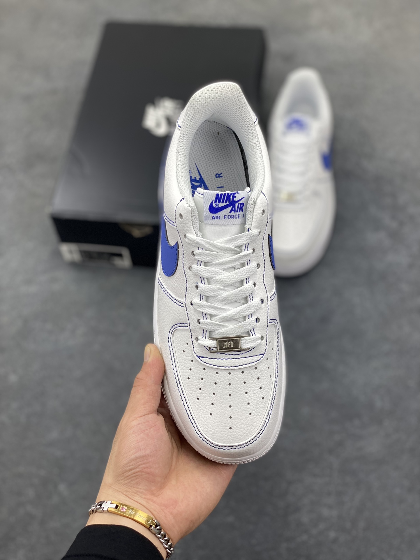 图片[2]-福利特价 Nike Air Force 1 Low 白蓝 原楦头原纸板 打造纯正空军版型 专注外贸渠道 全掌内置蜂窝气垫 原盒配件 原厂中底钢印、拉帮完美 货号：HQ2037-100 尺码：36 36.5 37.5 38 38.5 39 40 40.5 41 42 42.5 43 44 44.5 45-选品中心