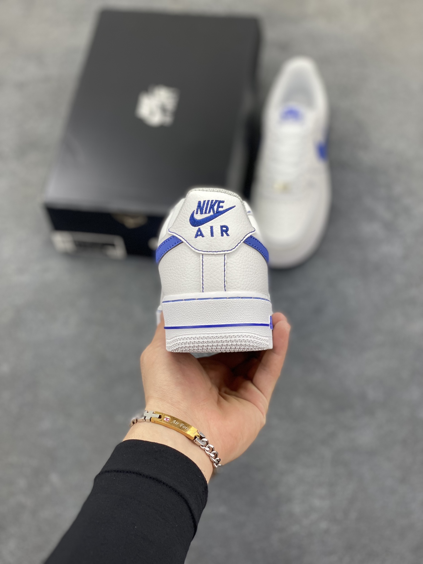 图片[4]-福利特价 Nike Air Force 1 Low 白蓝 原楦头原纸板 打造纯正空军版型 专注外贸渠道 全掌内置蜂窝气垫 原盒配件 原厂中底钢印、拉帮完美 货号：HQ2037-100 尺码：36 36.5 37.5 38 38.5 39 40 40.5 41 42 42.5 43 44 44.5 45-选品中心