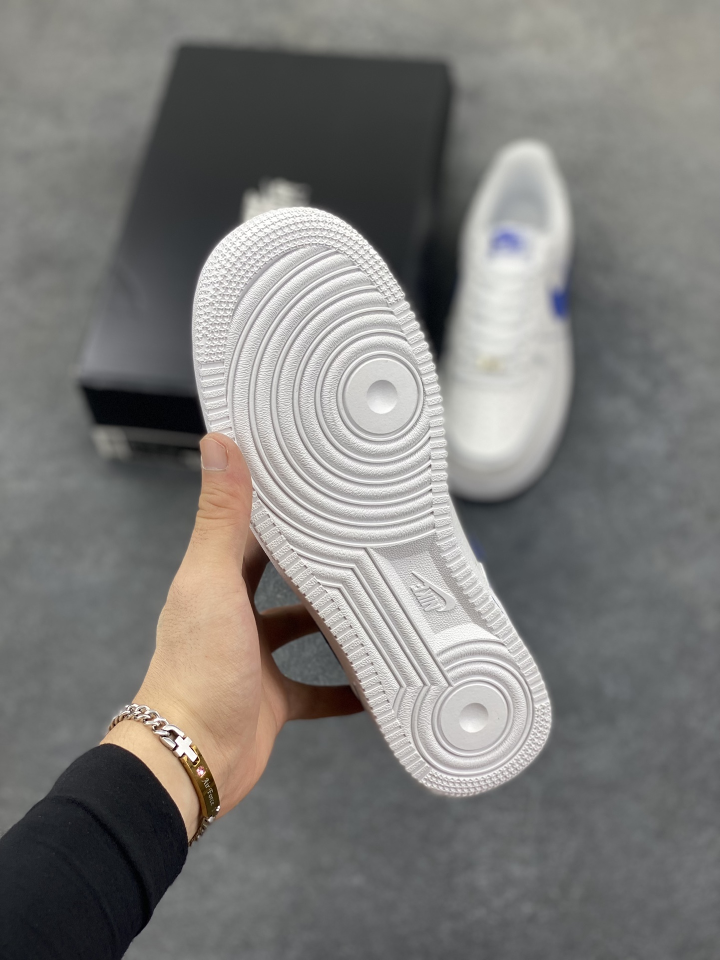 图片[5]-福利特价 Nike Air Force 1 Low 白蓝 原楦头原纸板 打造纯正空军版型 专注外贸渠道 全掌内置蜂窝气垫 原盒配件 原厂中底钢印、拉帮完美 货号：HQ2037-100 尺码：36 36.5 37.5 38 38.5 39 40 40.5 41 42 42.5 43 44 44.5 45-选品中心