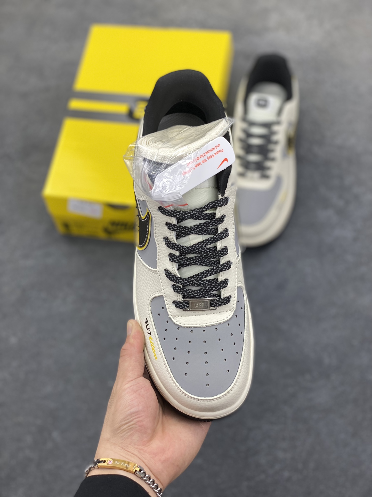 图片[2]-福利特价 NIke Air Force 1 \’07 Low “小米联名——SU7Ultra”空军一号 低帮 运动鞋 休闲鞋 折边针车 工艺难度大 原楦头原纸板 原装鞋盒 定制五金配件 内置全掌气垫 原厂鞋底 货号：XX3168-165 尺码：36 36.5 37.5 38 38.5 39 40 40.5 41 42 42.5 43 44 44.5 45-选品中心