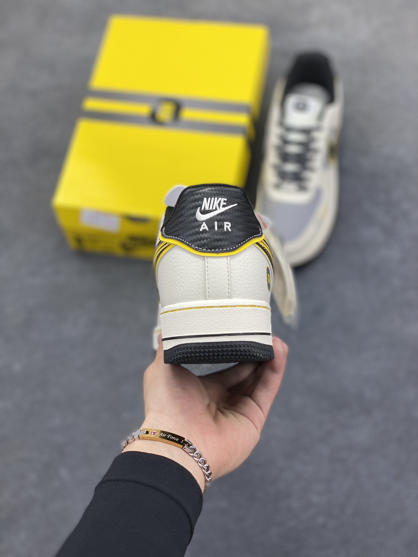 图片[4]-福利特价 NIke Air Force 1 \’07 Low “小米联名——SU7Ultra”空军一号 低帮 运动鞋 休闲鞋 折边针车 工艺难度大 原楦头原纸板 原装鞋盒 定制五金配件 内置全掌气垫 原厂鞋底 货号：XX3168-165 尺码：36 36.5 37.5 38 38.5 39 40 40.5 41 42 42.5 43 44 44.5 45-选品中心