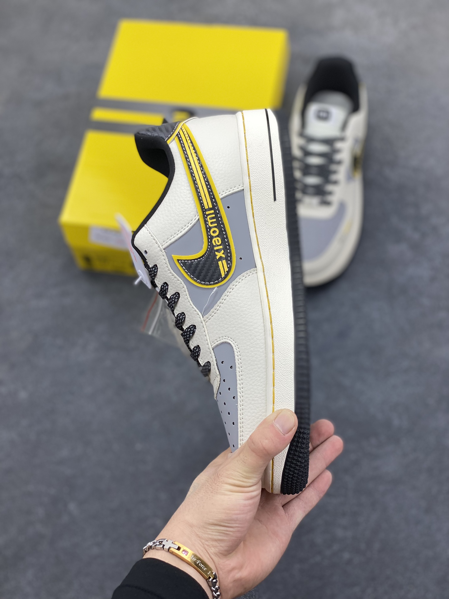 图片[3]-福利特价 NIke Air Force 1 \’07 Low “小米联名——SU7Ultra”空军一号 低帮 运动鞋 休闲鞋 折边针车 工艺难度大 原楦头原纸板 原装鞋盒 定制五金配件 内置全掌气垫 原厂鞋底 货号：XX3168-165 尺码：36 36.5 37.5 38 38.5 39 40 40.5 41 42 42.5 43 44 44.5 45-选品中心