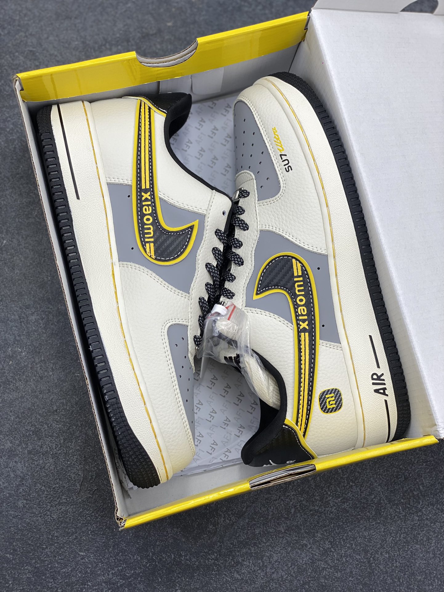 图片[9]-福利特价 NIke Air Force 1 \’07 Low “小米联名——SU7Ultra”空军一号 低帮 运动鞋 休闲鞋 折边针车 工艺难度大 原楦头原纸板 原装鞋盒 定制五金配件 内置全掌气垫 原厂鞋底 货号：XX3168-165 尺码：36 36.5 37.5 38 38.5 39 40 40.5 41 42 42.5 43 44 44.5 45-选品中心