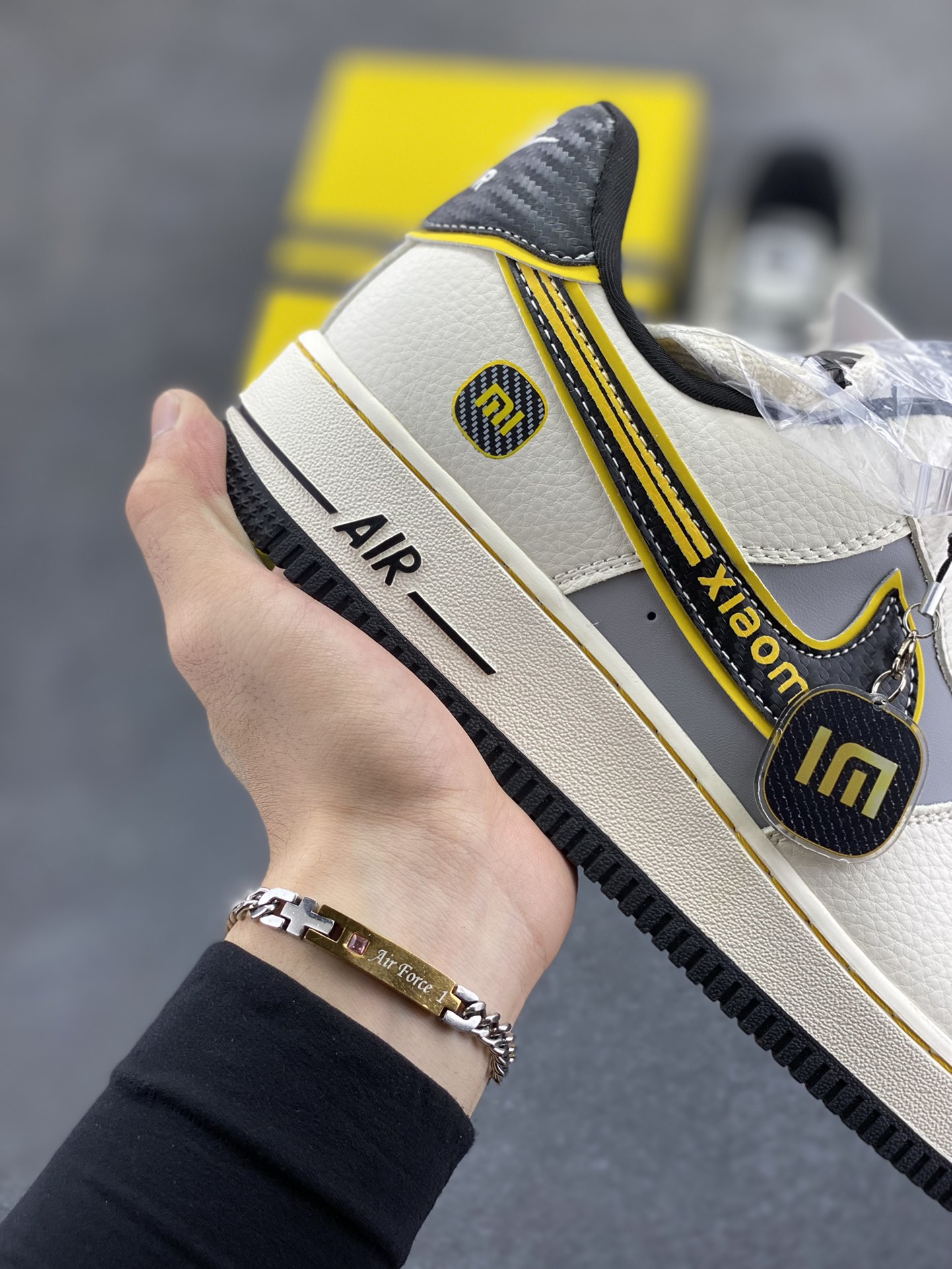 图片[6]-福利特价 NIke Air Force 1 \’07 Low “小米联名——SU7Ultra”空军一号 低帮 运动鞋 休闲鞋 折边针车 工艺难度大 原楦头原纸板 原装鞋盒 定制五金配件 内置全掌气垫 原厂鞋底 货号：XX3168-165 尺码：36 36.5 37.5 38 38.5 39 40 40.5 41 42 42.5 43 44 44.5 45-选品中心