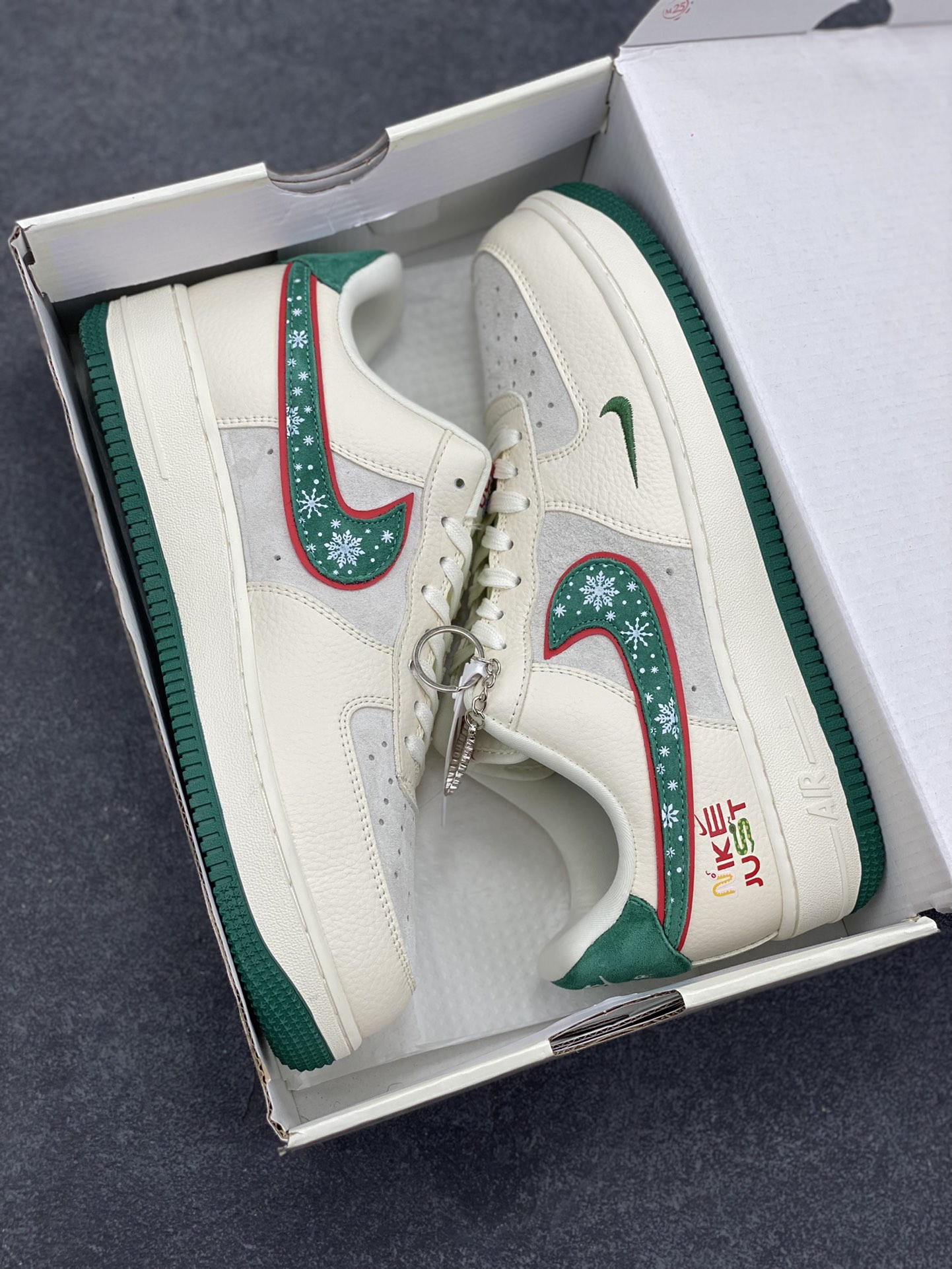 图片[9]-福利特价 NIke Air Force 1 \’07 Low “Just联名——圣诞树”空军一号 低帮 运动鞋 休闲鞋 折边针车 工艺难度大 原楦头原纸板 原装鞋盒 定制五金配件 内置全掌气垫 原厂鞋底 货号：DF0188-034 尺码：36 36.5 37.5 38 38.5 39 40 40.5 41 42 42.5 43 44 44.5 45-选品中心