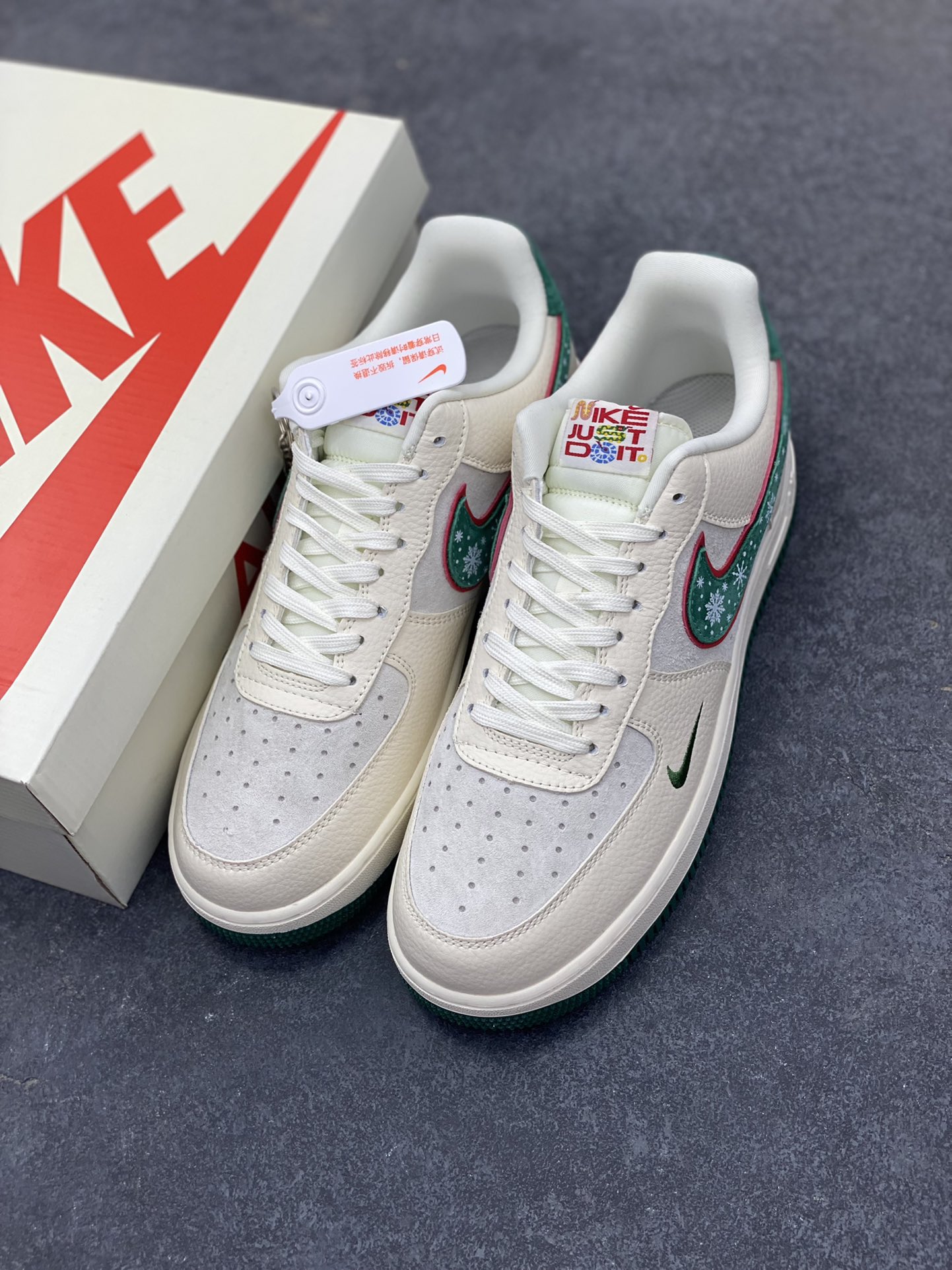 图片[8]-福利特价 NIke Air Force 1 \’07 Low “Just联名——圣诞树”空军一号 低帮 运动鞋 休闲鞋 折边针车 工艺难度大 原楦头原纸板 原装鞋盒 定制五金配件 内置全掌气垫 原厂鞋底 货号：DF0188-034 尺码：36 36.5 37.5 38 38.5 39 40 40.5 41 42 42.5 43 44 44.5 45-选品中心