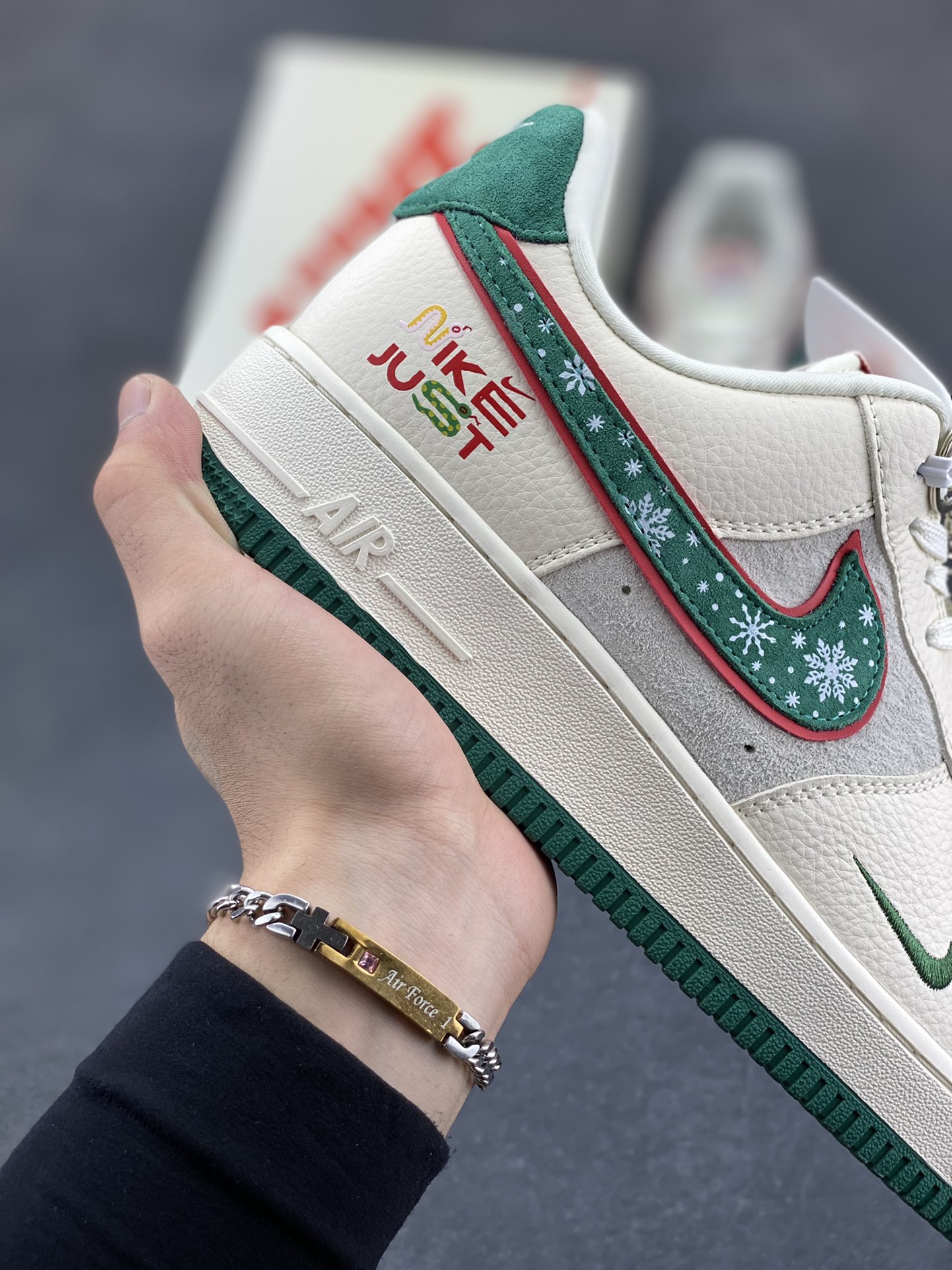 图片[6]-福利特价 NIke Air Force 1 \’07 Low “Just联名——圣诞树”空军一号 低帮 运动鞋 休闲鞋 折边针车 工艺难度大 原楦头原纸板 原装鞋盒 定制五金配件 内置全掌气垫 原厂鞋底 货号：DF0188-034 尺码：36 36.5 37.5 38 38.5 39 40 40.5 41 42 42.5 43 44 44.5 45-选品中心