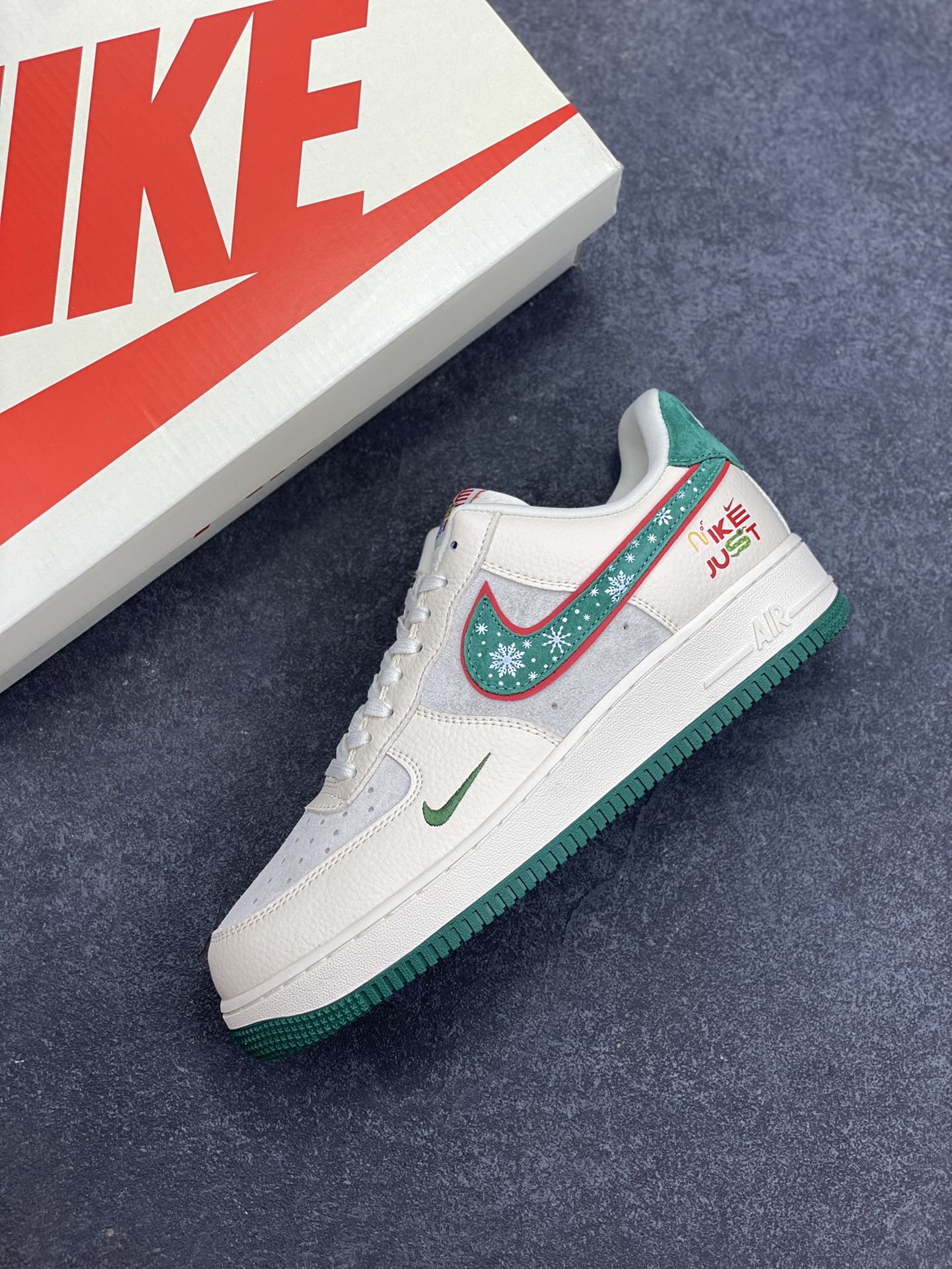 图片[7]-福利特价 NIke Air Force 1 \’07 Low “Just联名——圣诞树”空军一号 低帮 运动鞋 休闲鞋 折边针车 工艺难度大 原楦头原纸板 原装鞋盒 定制五金配件 内置全掌气垫 原厂鞋底 货号：DF0188-034 尺码：36 36.5 37.5 38 38.5 39 40 40.5 41 42 42.5 43 44 44.5 45-选品中心