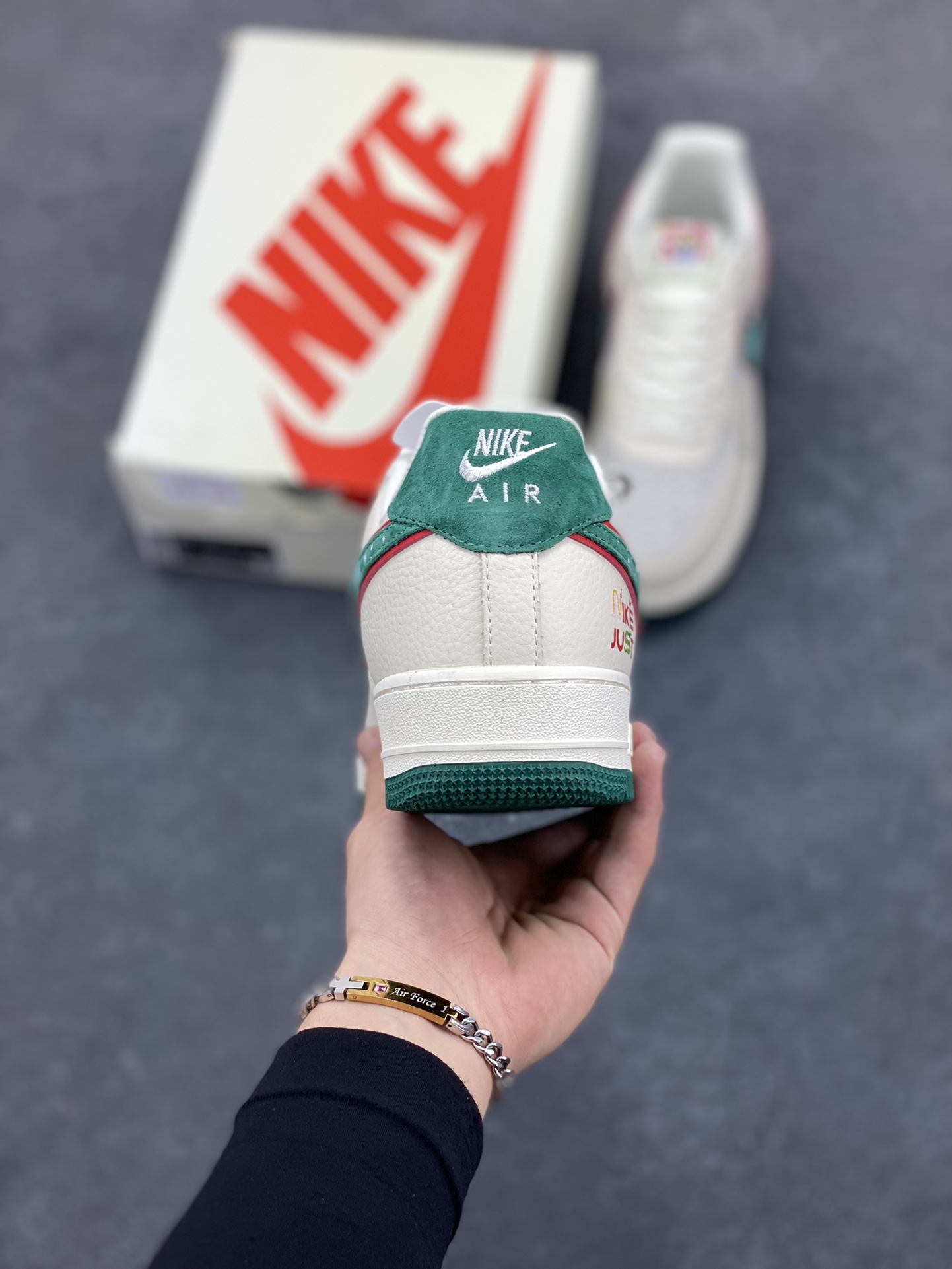 图片[4]-福利特价 NIke Air Force 1 \’07 Low “Just联名——圣诞树”空军一号 低帮 运动鞋 休闲鞋 折边针车 工艺难度大 原楦头原纸板 原装鞋盒 定制五金配件 内置全掌气垫 原厂鞋底 货号：DF0188-034 尺码：36 36.5 37.5 38 38.5 39 40 40.5 41 42 42.5 43 44 44.5 45-选品中心
