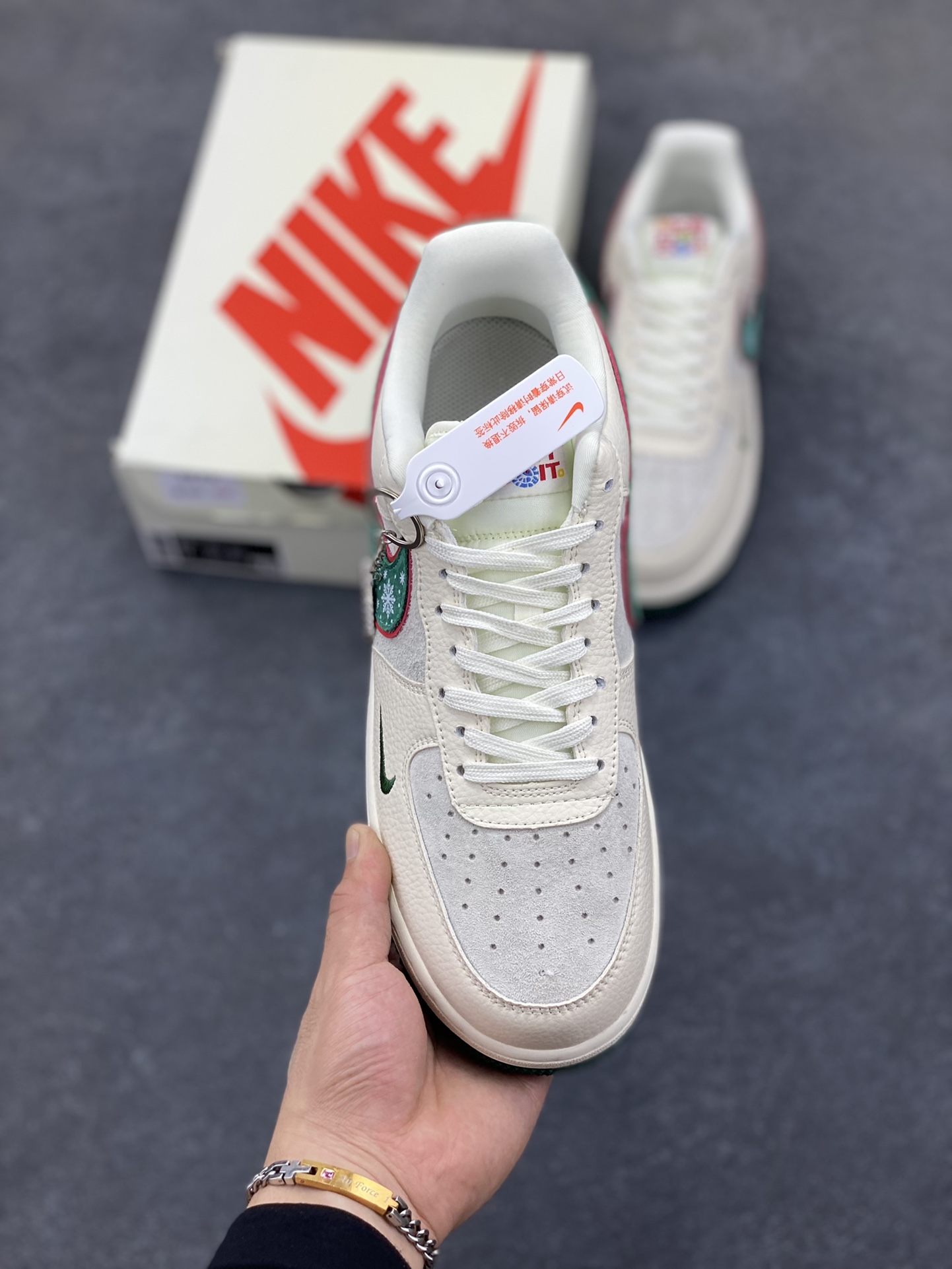 图片[2]-福利特价 NIke Air Force 1 \’07 Low “Just联名——圣诞树”空军一号 低帮 运动鞋 休闲鞋 折边针车 工艺难度大 原楦头原纸板 原装鞋盒 定制五金配件 内置全掌气垫 原厂鞋底 货号：DF0188-034 尺码：36 36.5 37.5 38 38.5 39 40 40.5 41 42 42.5 43 44 44.5 45-选品中心